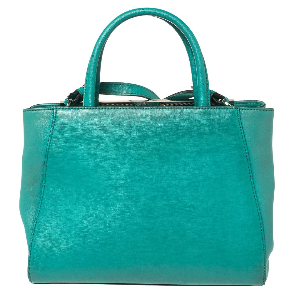 El bolso tote 2Jours de Fendi es uno de los diseños más icónicos de la marca y sigue recibiendo el amor de las mujeres de todo el mundo. Fabricado en piel turquesa, el bolso tiene asas de doble vuelta y una correa desmontable para el hombro. También
