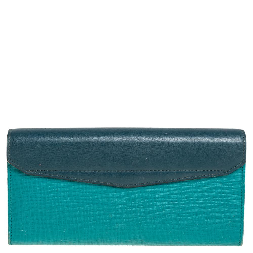 Bringing a fine mix of style and fine craftsmanship is this 2Jours wallet from Fendi. The wallet comes crafted from two-tone green leather and designed with a logo plaque on the flap, multiple card slots, a coin pocket, and bill compartments.

