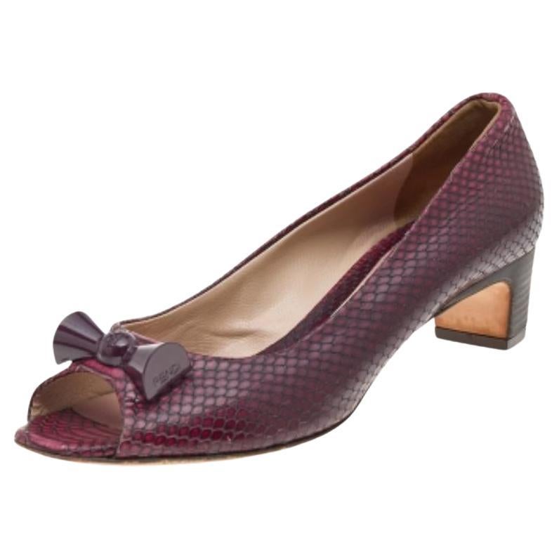 Fendi Dos tonos pitón en relieve de cuero Peep Toe Tacón Bloque Bombas Tamaño 38