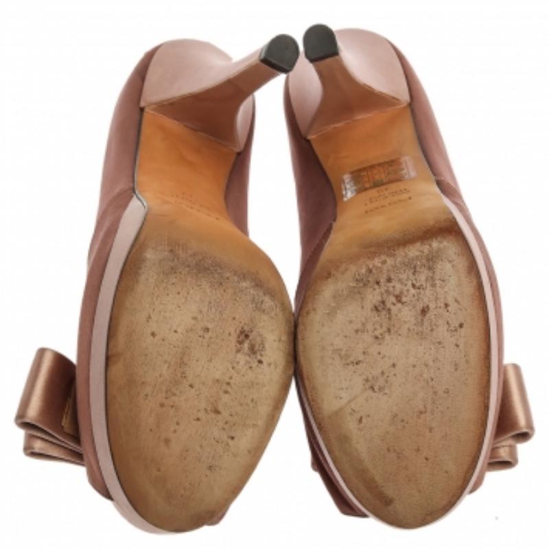 These stunning and chic pumps by Fendi are a closet must-have. Look your stylish best in these satin pumps that feature peep toes, bow details, and 14.5 cm heels. Make a resolute style statement while flaunting them to parties.