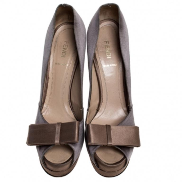 Fendi Zweifarbige Plateau-Pumps aus Satin mit Schleife und Peep Toe Größe 39 im Zustand „Relativ gut“ im Angebot in Dubai, Al Qouz 2