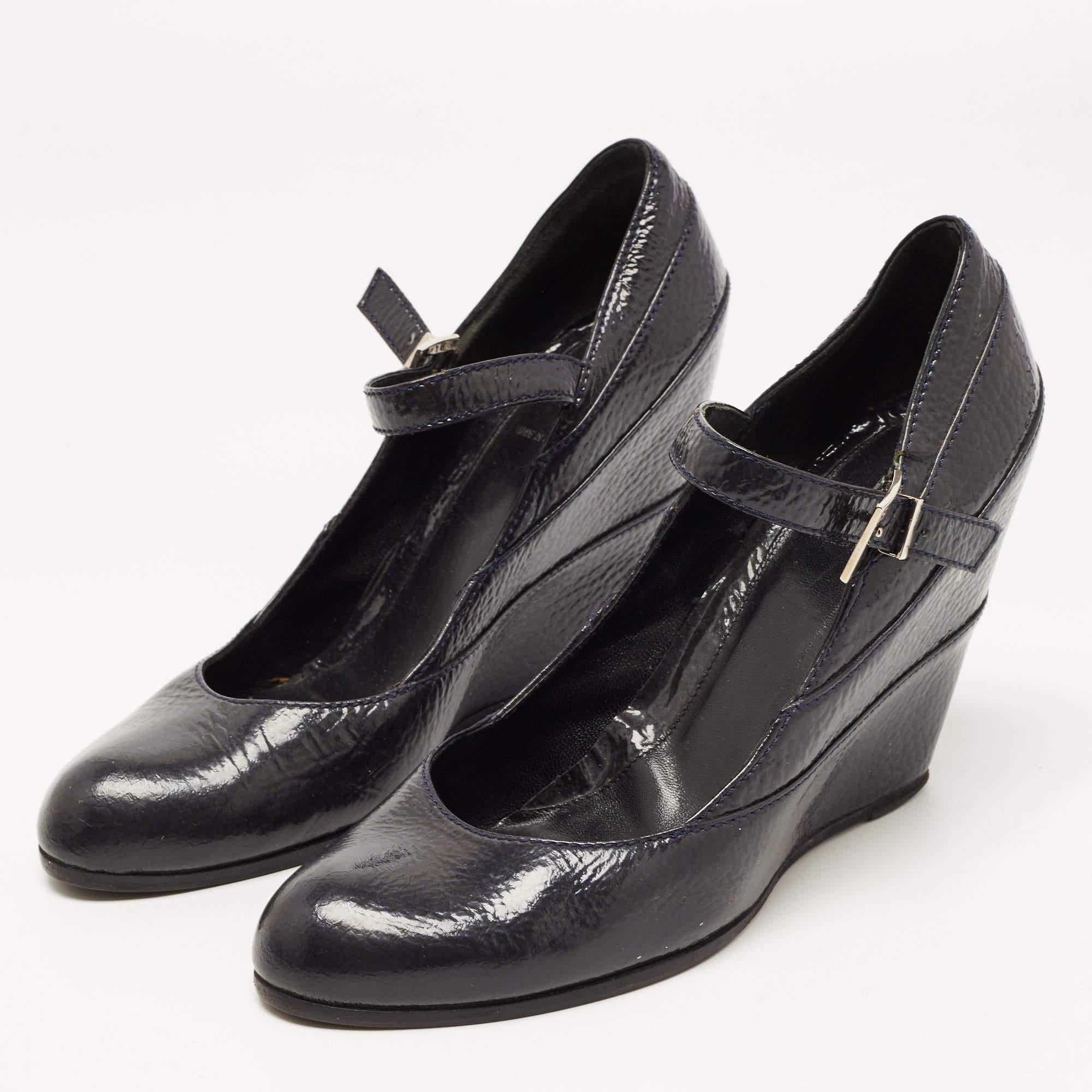 Perfekt genäht und verarbeitet, um ein elegantes Aussehen und eine gute Passform zu gewährleisten  Diese Designer-Schuhe sind ein Kauf, den Sie gerne zur Schau stellen werden. Sie sehen toll an den Füßen aus.