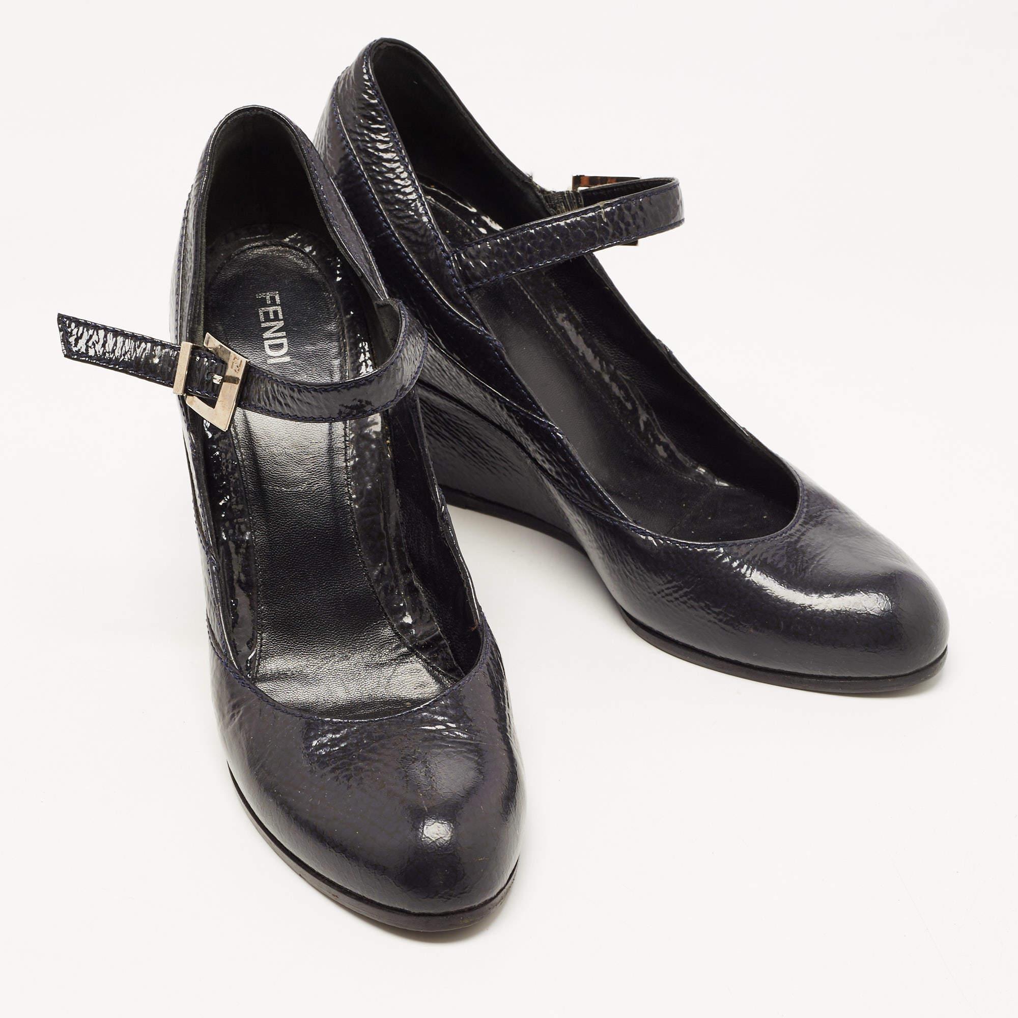 Fendi Zwei Ton strukturiertes Leder Mary Jane Keil Pumps Größe 39 im Zustand „Gut“ in Dubai, Al Qouz 2