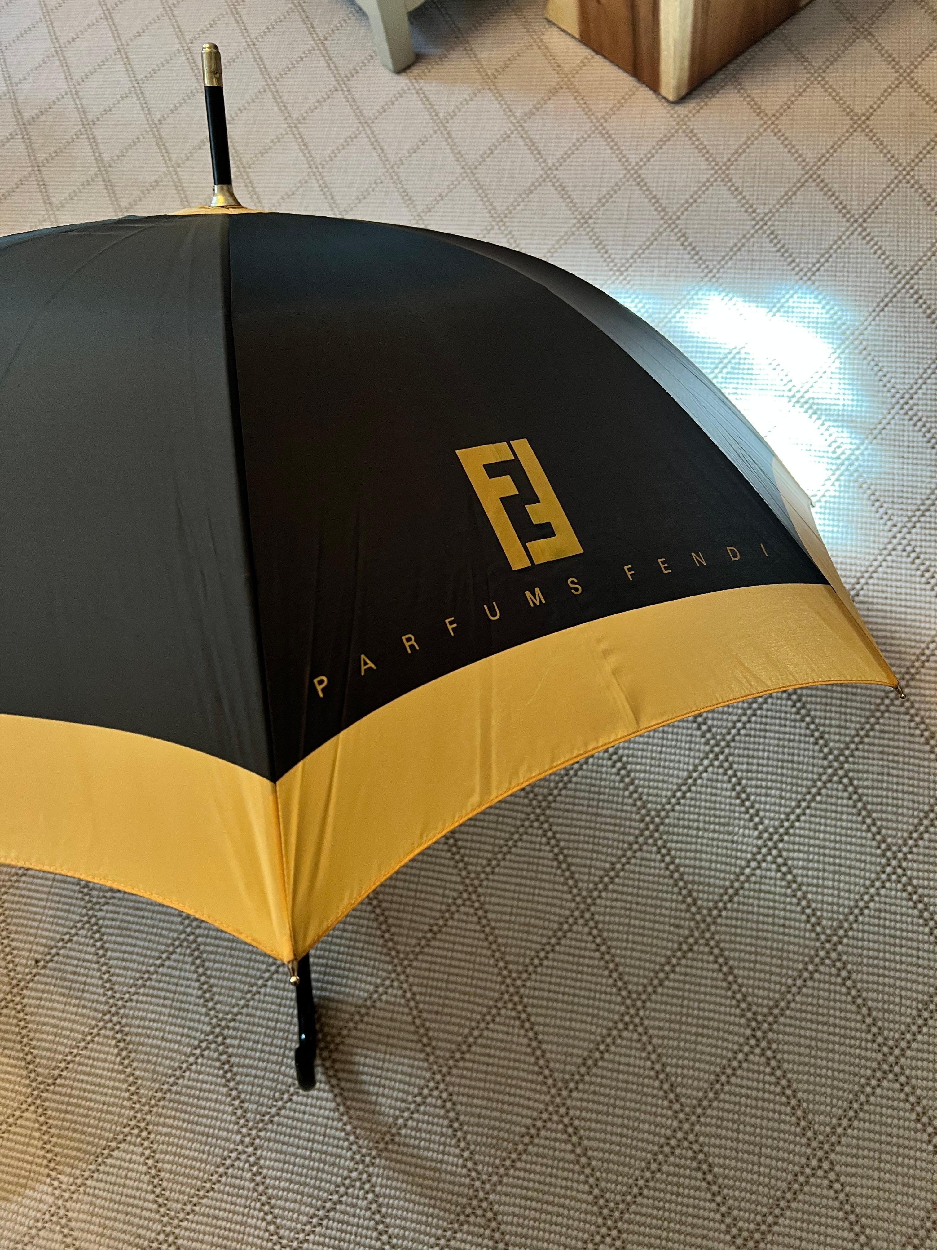 Umbrella Fendi avec logo doré en vente 2