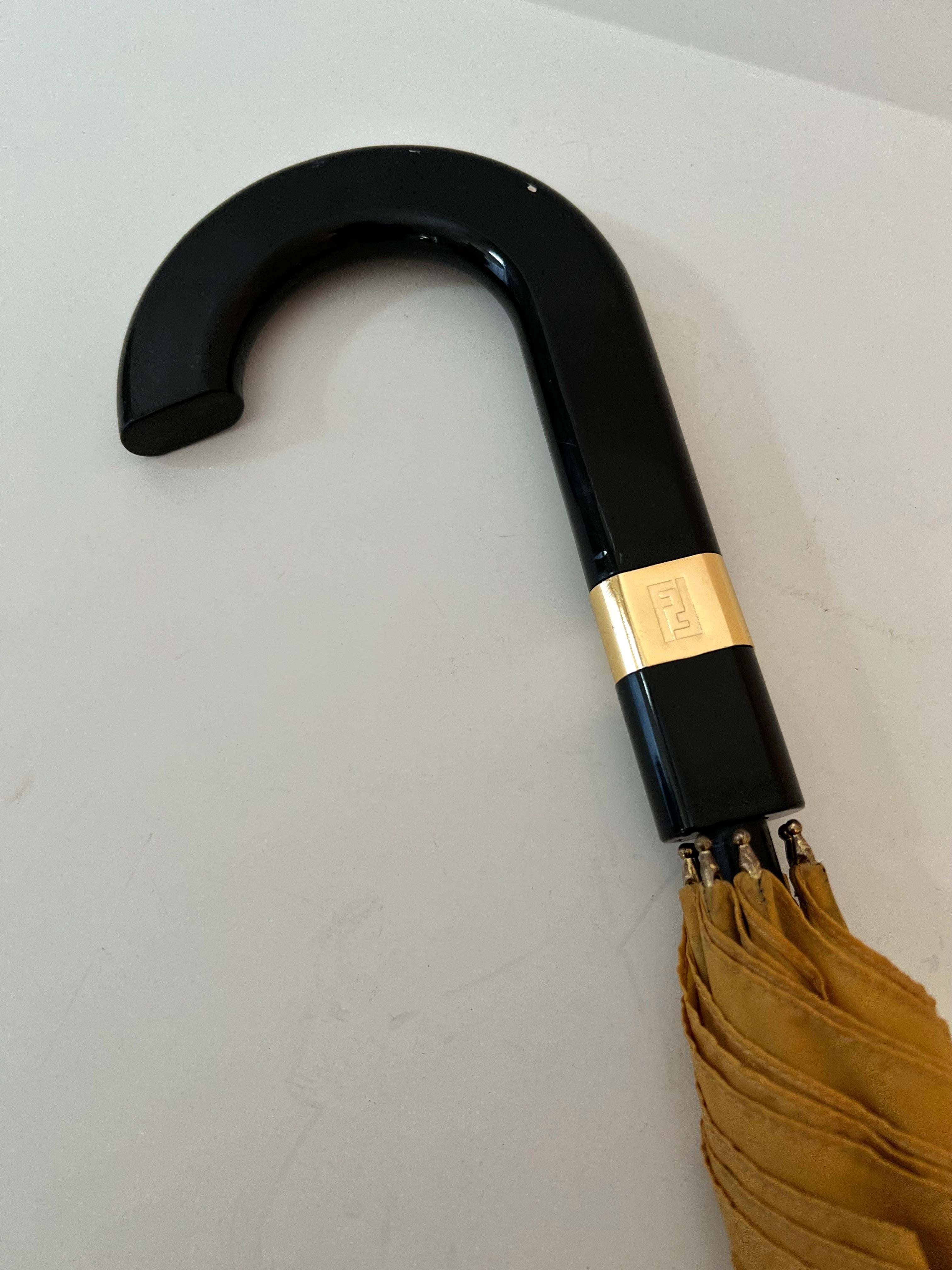 italien Umbrella Fendi avec logo doré en vente
