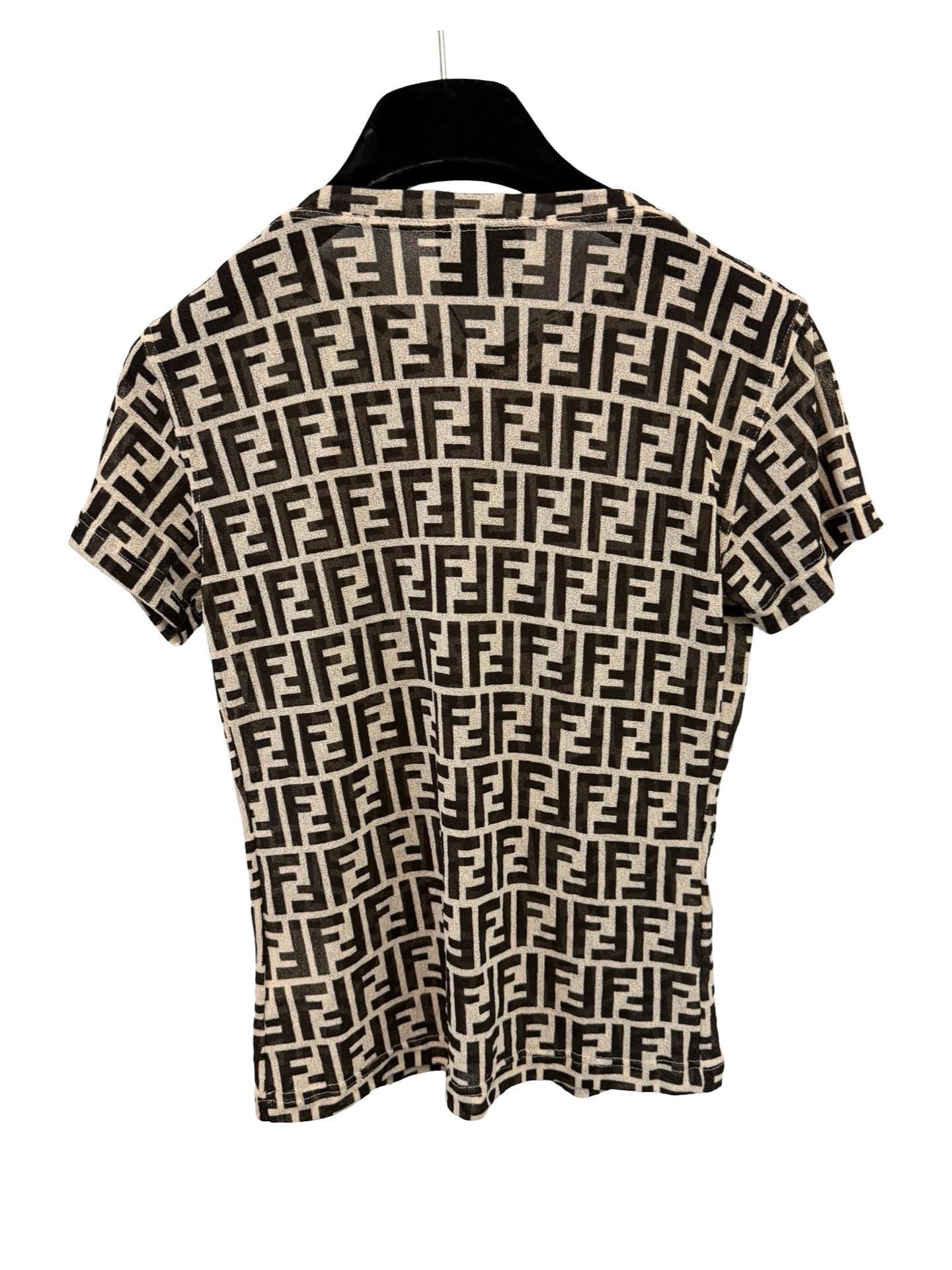 - Top in rete Monogram Fendi vintage. 

- Scollo a V. 

- Taglia 44. 

- Non sono stati indossati e hanno il cartellino originale. 