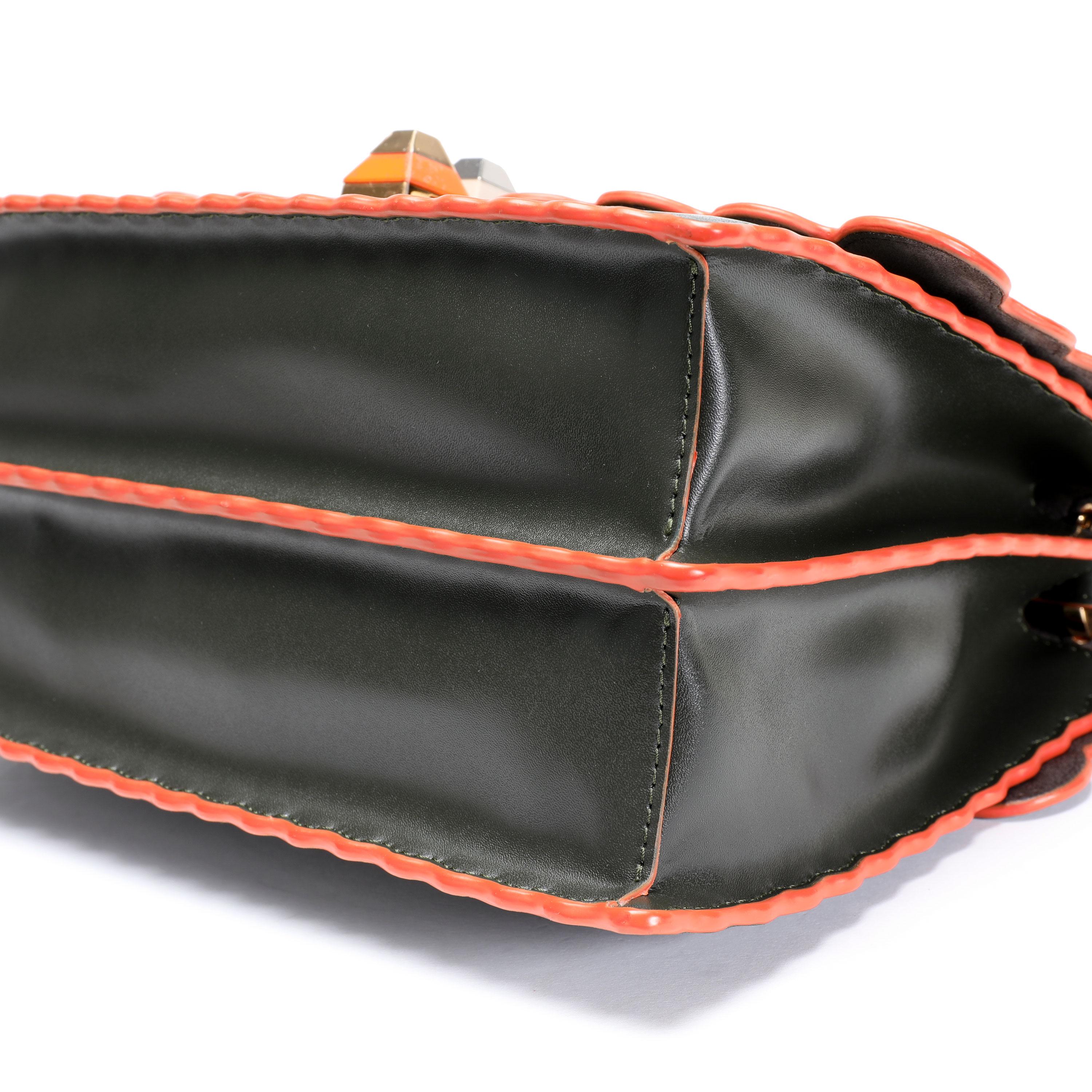 Título del listado: Fendi Verde Vitello Piel Liberty Tachuelas Bolso Kan I Mediano
SKU: 106266
MSRP: 2250.00 USD
Estado: Seminuevo 
Estado del bolso: Muy bueno
Comentarios sobre el estado: El artículo está en muy buen estado, con pequeños signos de