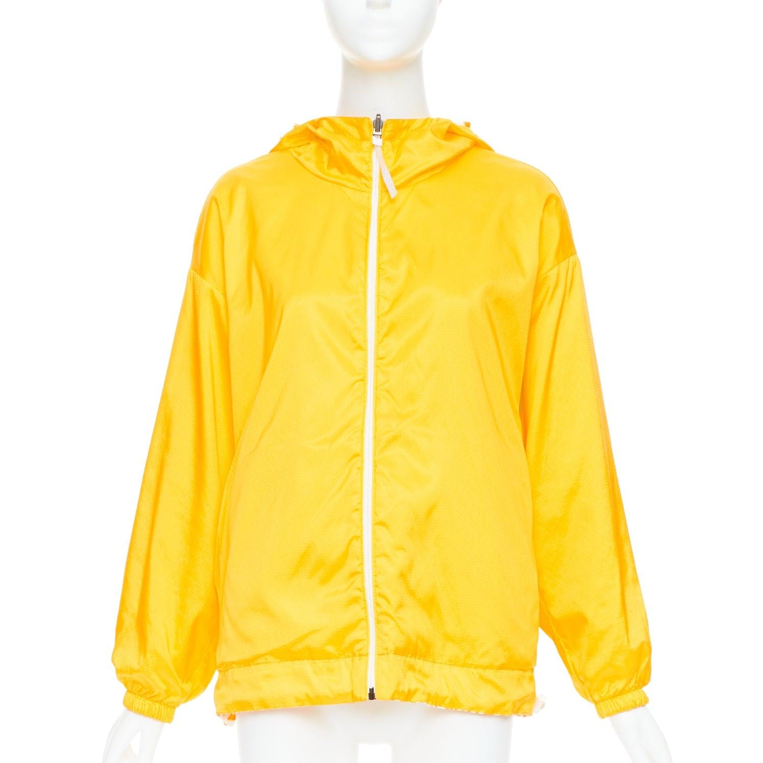 FENDI Vertigo Reversible yellow white swirl logo print hooded windbreaker S
Reference: KNLM/A00365
Brand: Fendi
Collection: Vertigo
Material: Polyamide, Blend
Color: Yellow, White
Pattern: Monogram
Closure: Zip
Lining: Yellow Fabric
Extra Details: