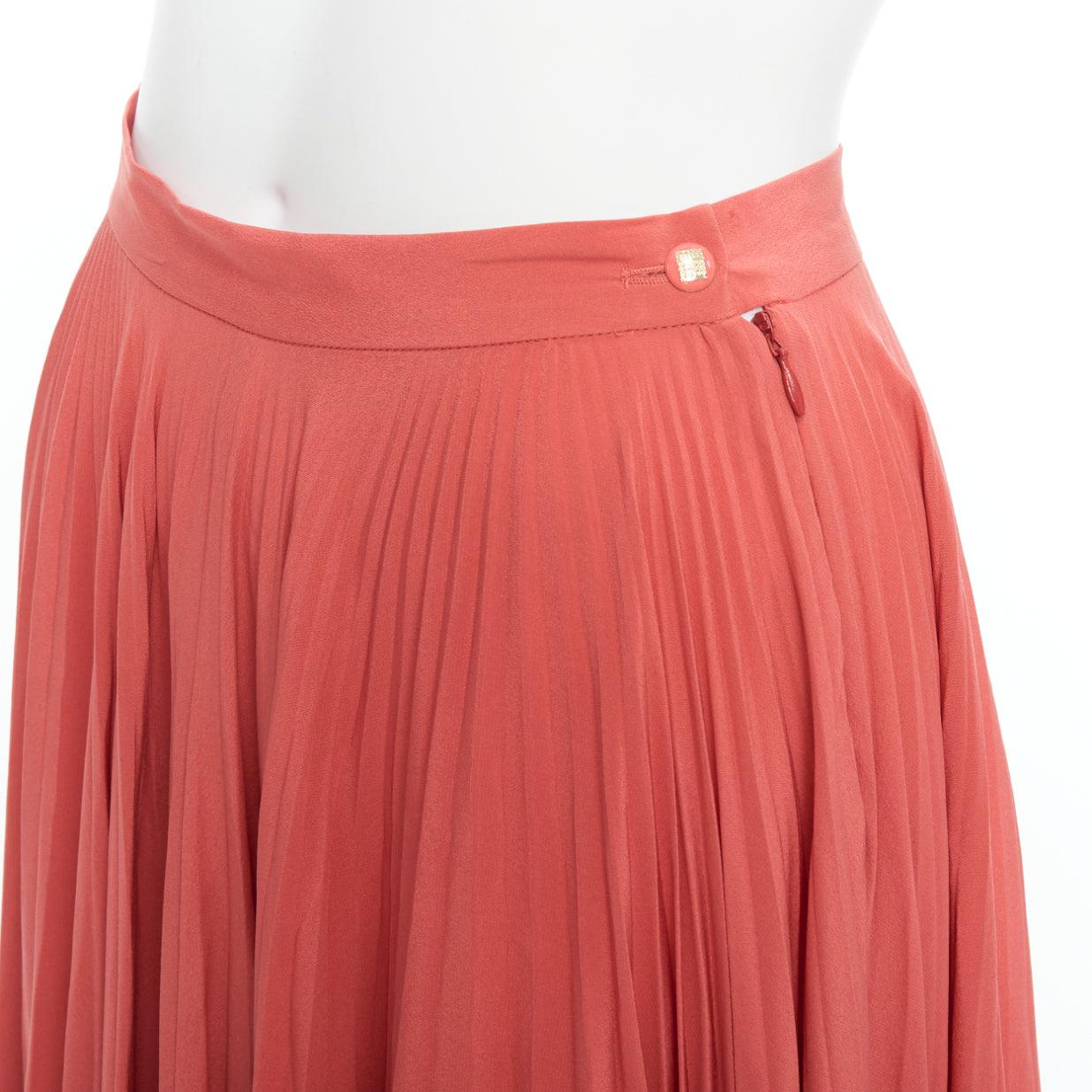 FENDI Vintage 100% silk pink brown colorblock pleated midi skirt IT36 XXS
Reference: LNKO/A02424
Brand: Fendi
Material: Silk
Color: Pink, Brown
Pattern: Solid
Closure: Zip
Lining: Pink Fabric
Extra Details: Gold side button on top of zip.
Made in: