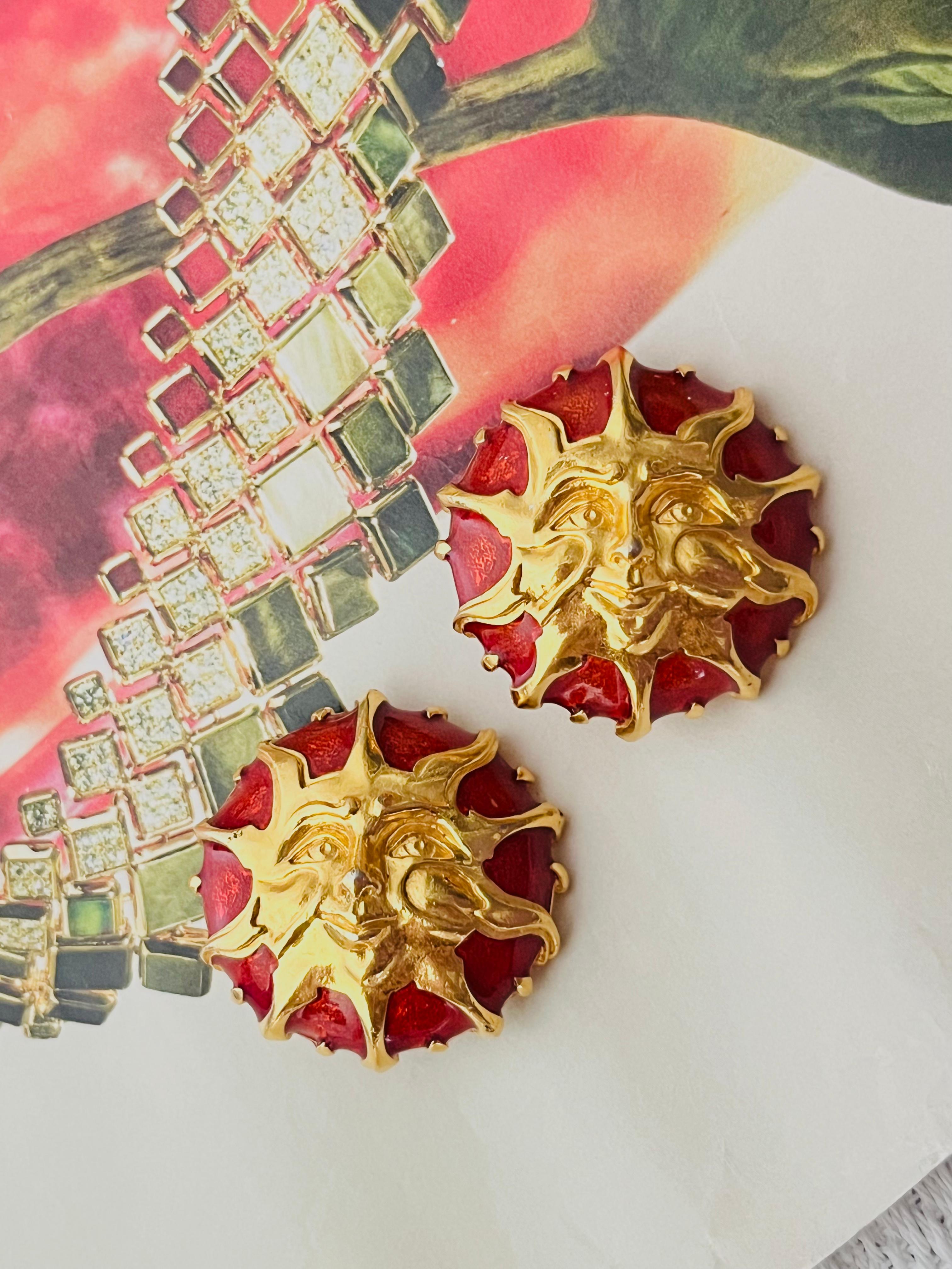 Fendi Vintage 1980s Unisex Baroque Huge Sun Face Red Enamel Circle Round Chunky Dome Modernist Clip Earrings, Gold Plated 

Very good condition. Very light scratches or colour loss, barely noticeable. 100% Genuine.

A very beautiful pair of clip on