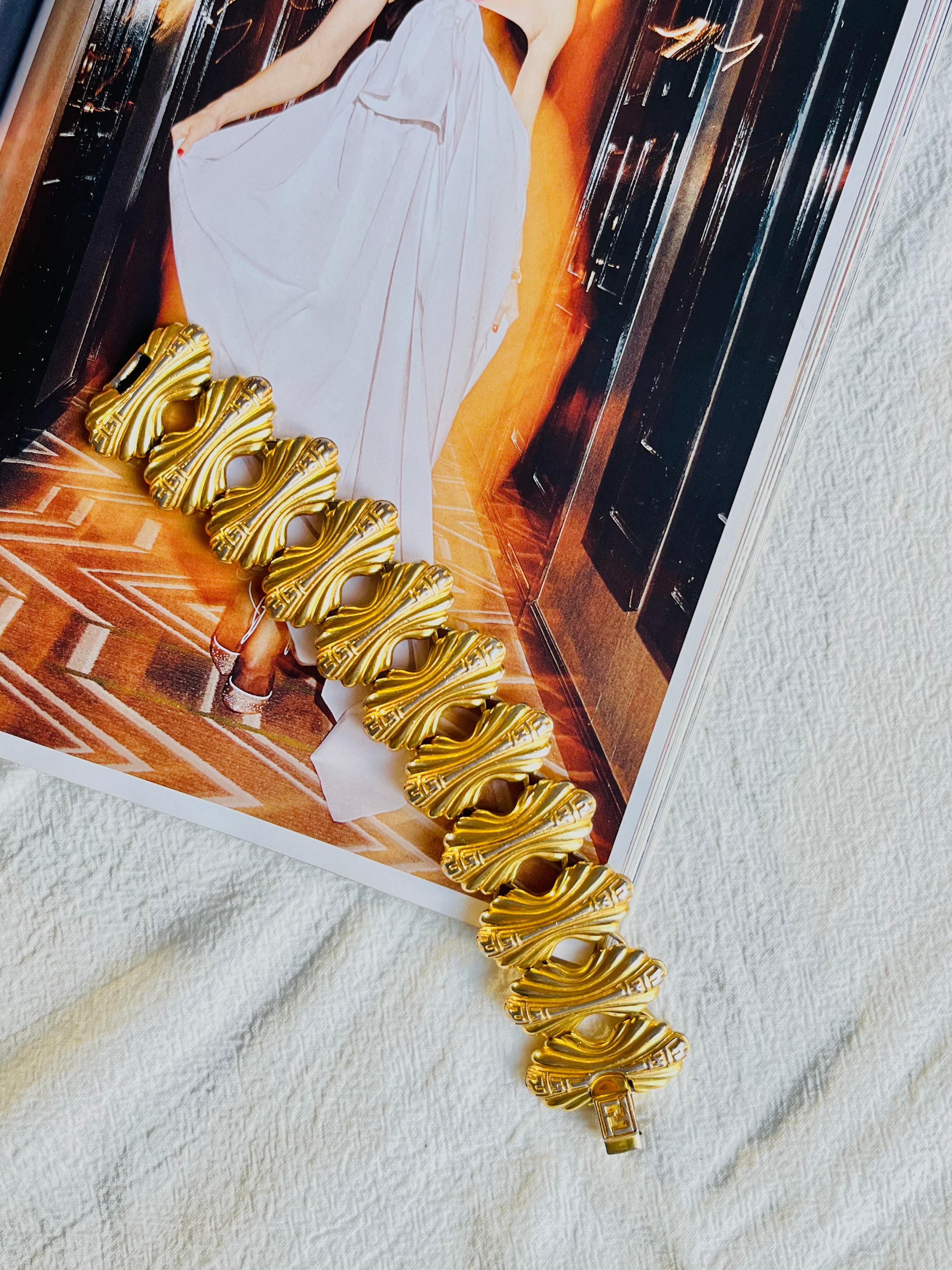 Good condition. Scratches or colour loss at front and back. Still very good to wear. 100% genuine.

A very beautiful bracelet, signed at the back.

Size: 18*3 cm.

Weight: 70 g.

_ _ _

Great for everyday wear. Come with velvet pouch and beautiful