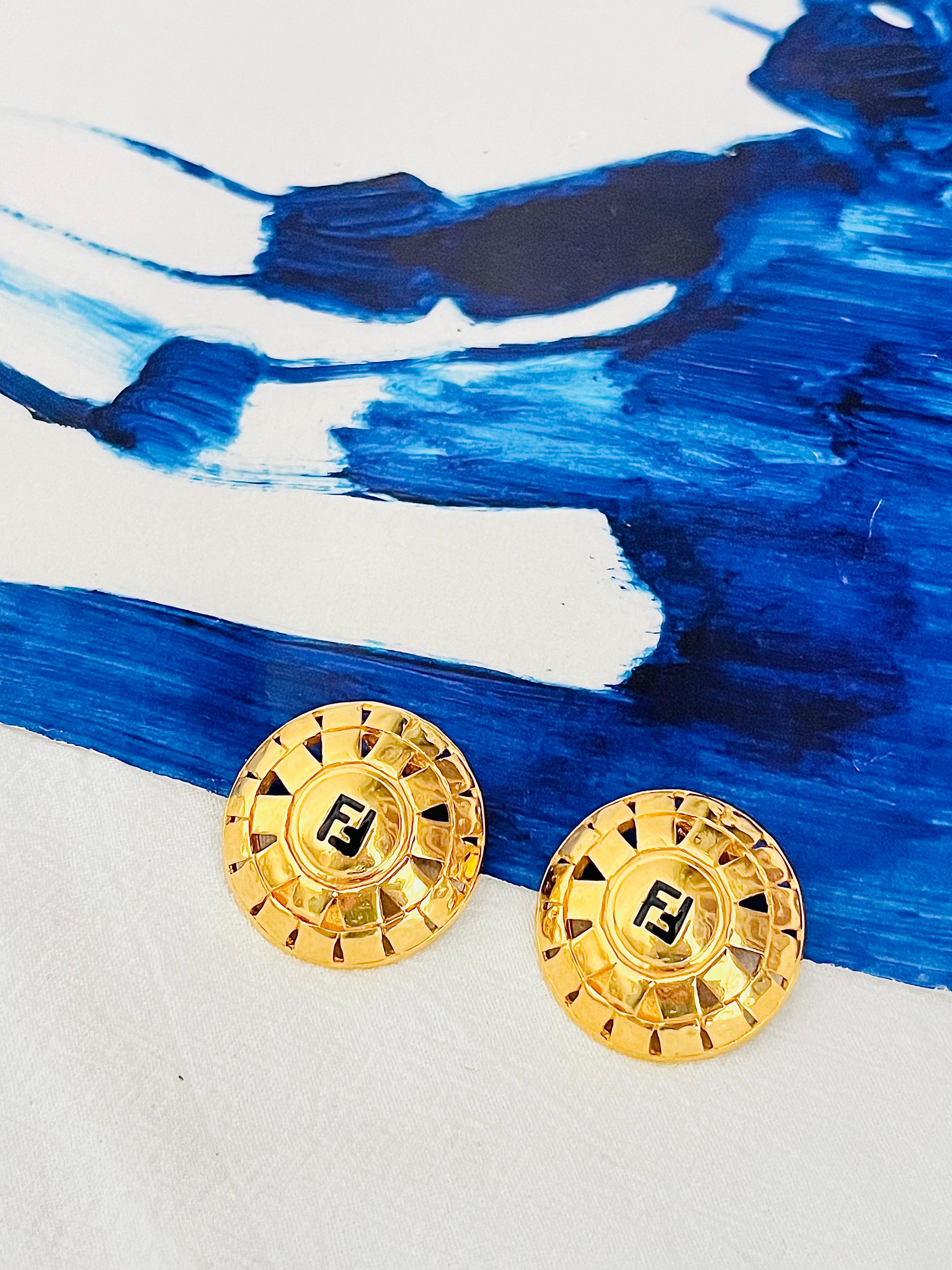Fendi Vintage Años 80 Fendista Logo Barroco Redondo Calado Cúpula Clip Pendientes Art Decó en venta