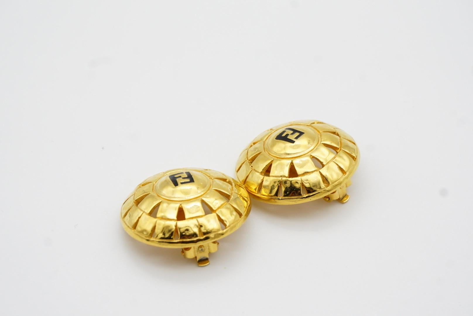 Fendi Vintage 1980s Fendista Logo Baroque Round Openwork Gold Clip Earrings en vente 6
