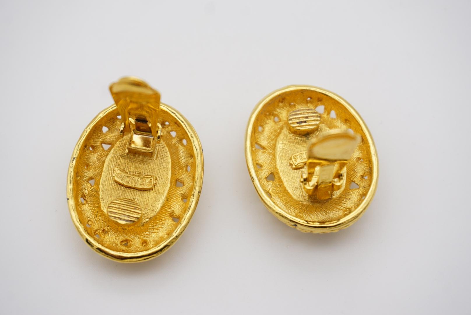 Fendi Vintage Años 80 Fendista Logo Negro F Pendientes de clip de perla ovalada Hoja en relieve en venta 6