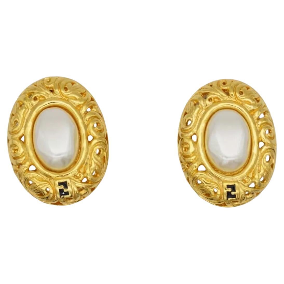 Fendi Vintage 1980s Fendista Iconic Logo Black F White Oval Pearl Leaf Relief Openwork Modernist Elegant Clip Ohrringe, vergoldet 

Sehr guter Zustand. Sieht sehr neu aus. Einzigartiges Design. Einige sehr leichte Kratzer an der Seite, kaum