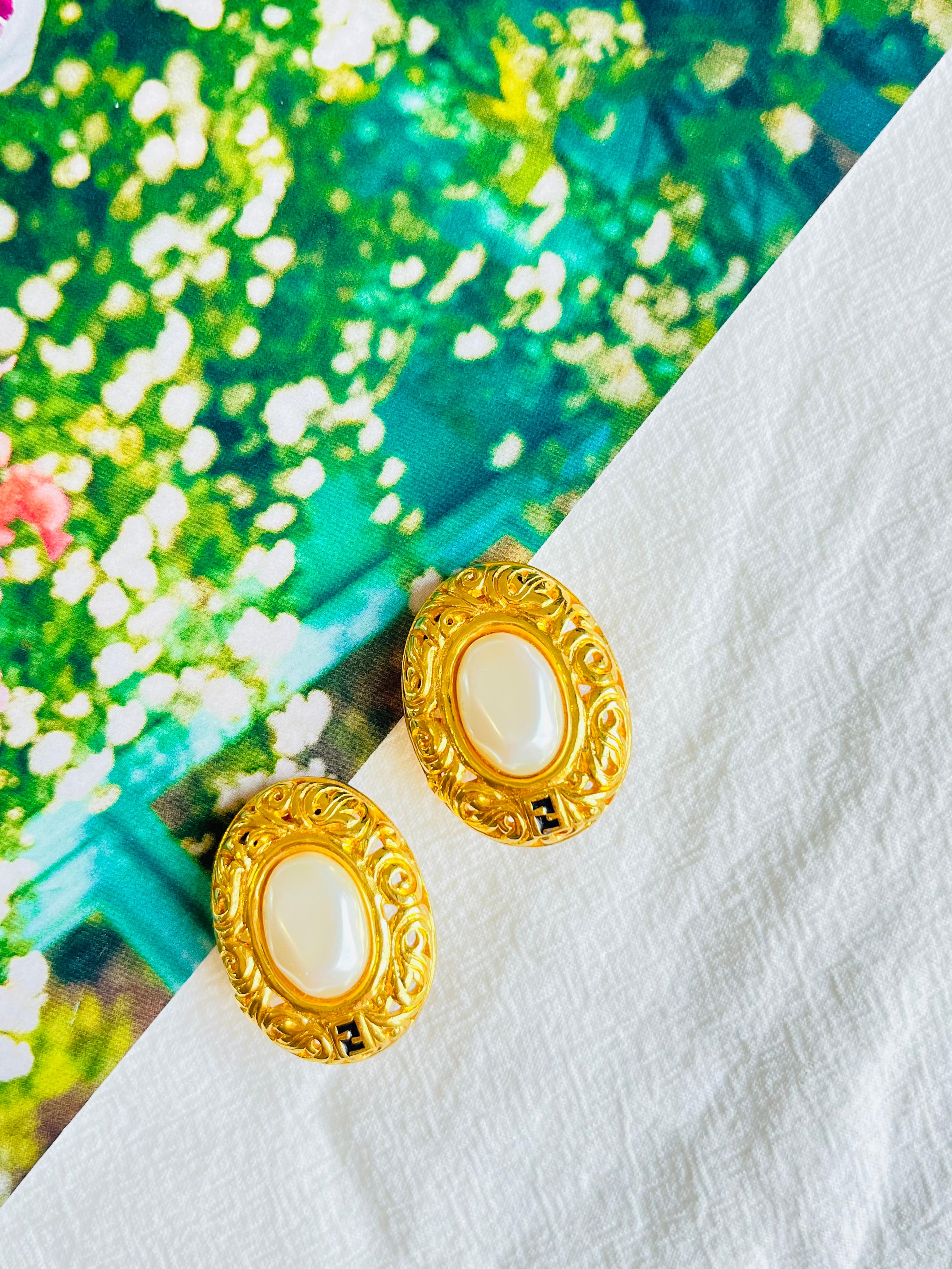 Fendi Vintage 1980er Fendista Logo Schwarz F Oval Perlenblatt Relief Clip-Ohrringe (Art déco) im Angebot