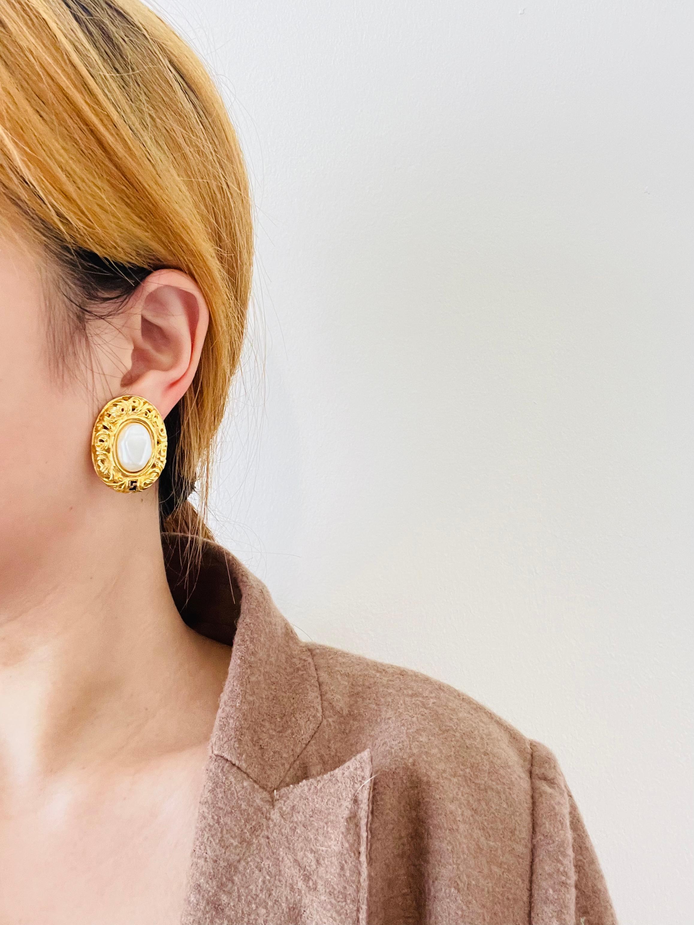 Femenino o masculino Fendi Vintage Años 80 Fendista Logo Negro F Pendientes de clip de perla ovalada Hoja en relieve en venta