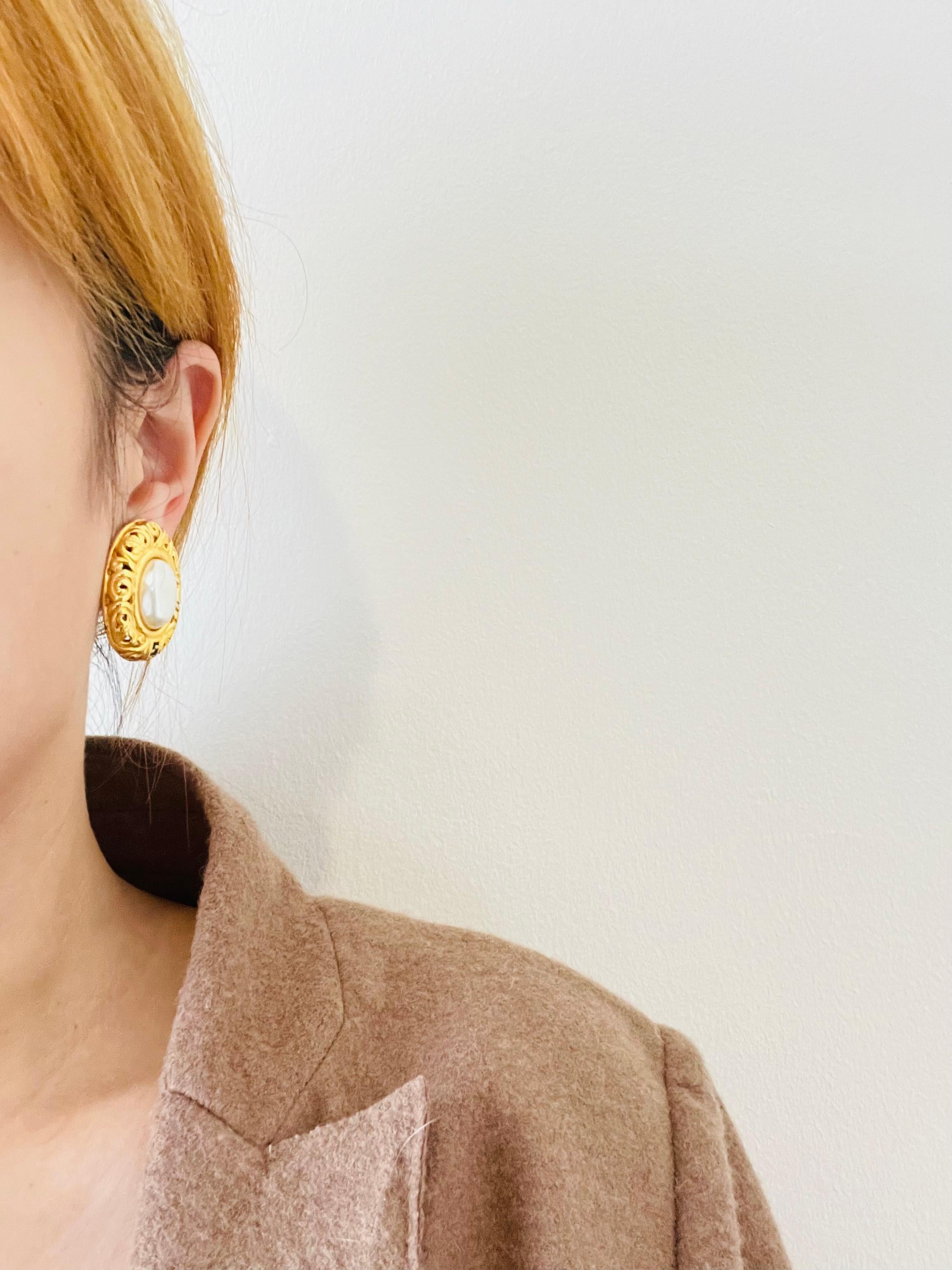 Fendi Vintage 1980er Fendista Logo Schwarz F Oval Perlenblatt Relief Clip-Ohrringe im Angebot 1