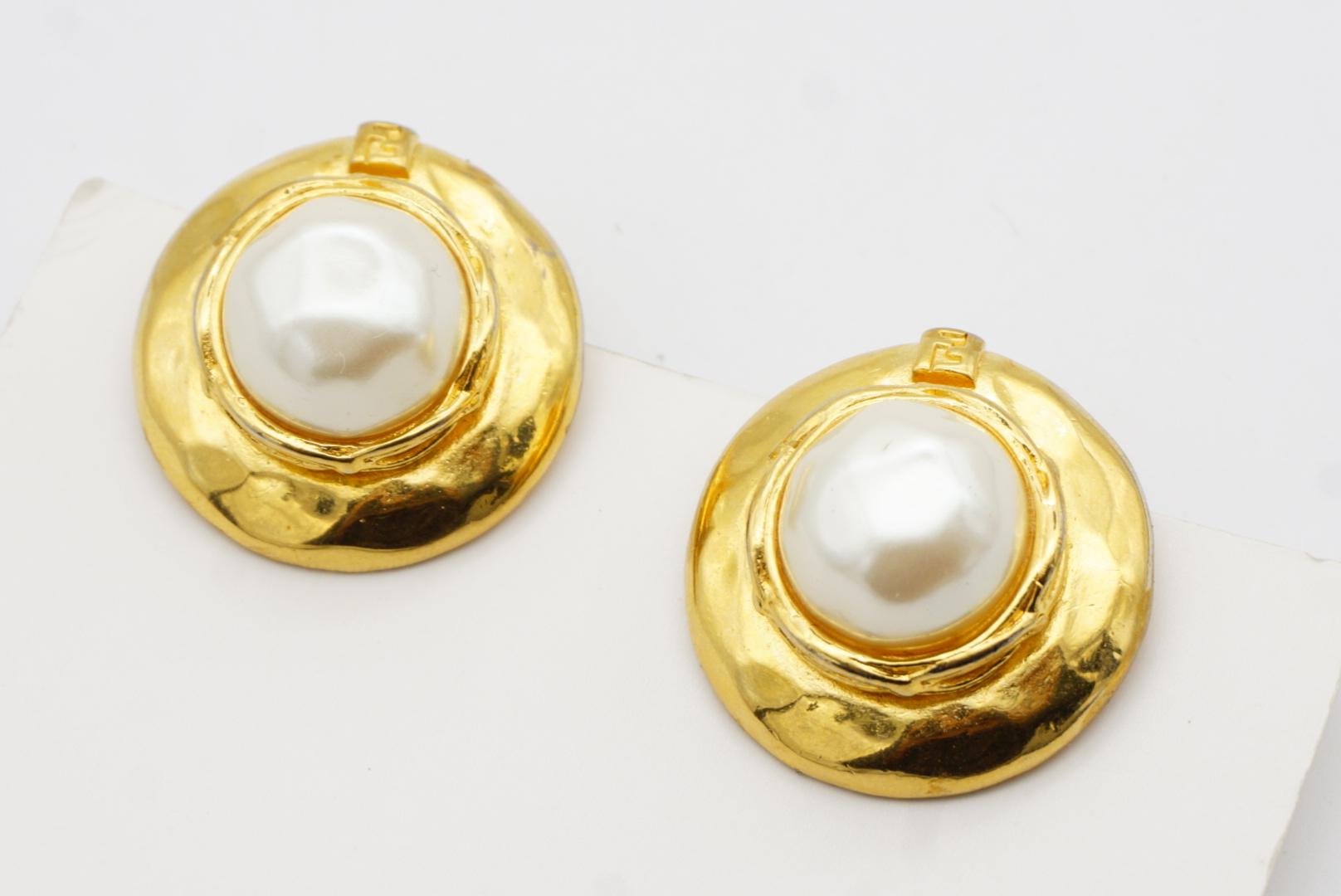 Fendi Vintage 1980s Fendista Logo F White Circle Round Pearl Dome Clip Earrings For Sale 5