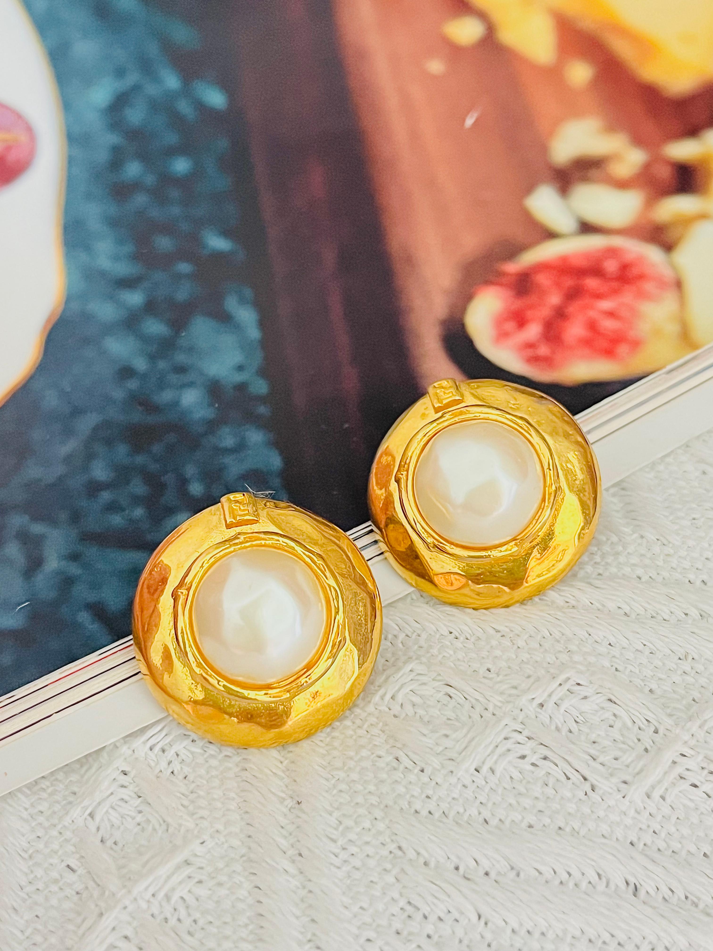 Fendi Vintage 1980s Textured Fendista Logo F White Circle Round Pearl Dome Modernist Clip Earrings, Gold Plated 

Very good condition. Very light colour loss, barely noticeable. Unique design.

A very beautiful pair of clip on earrings by Fendi,