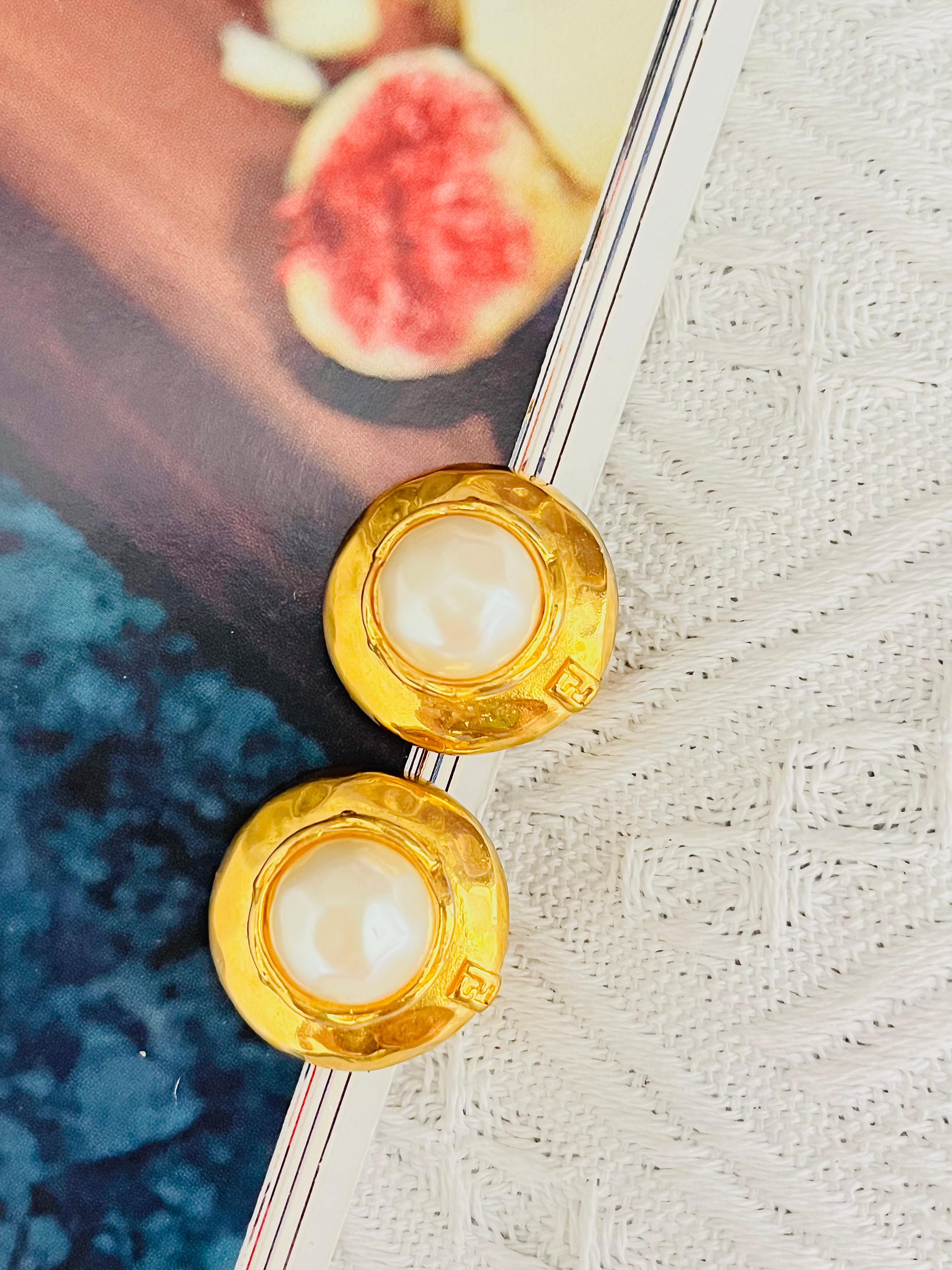 Fendi Vintage 1980s Fendista Logo F White Circle Round Pearl Dome Clip Earrings In Good Condition For Sale In Wokingham, England