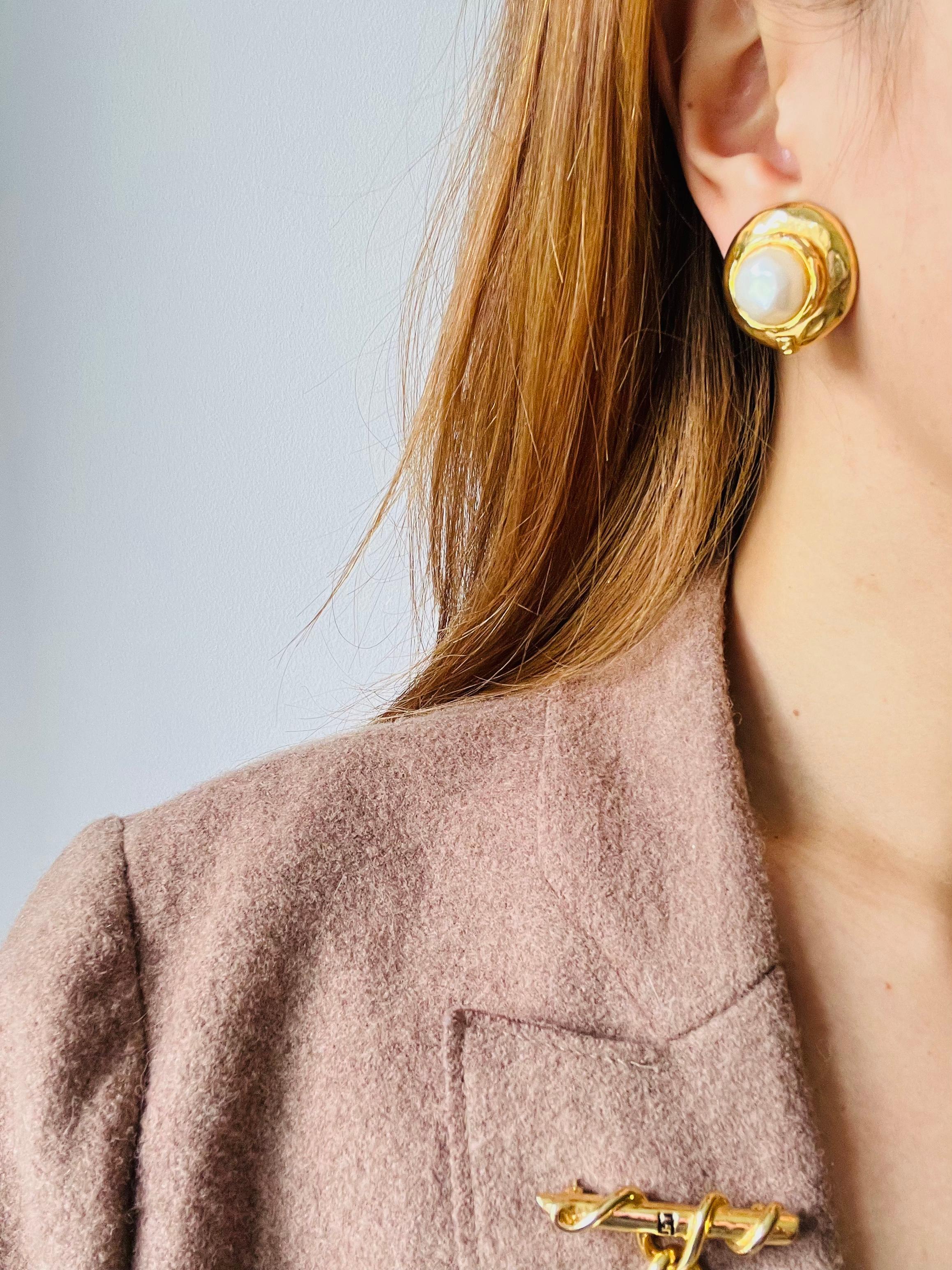 Fendi Vintage 1980s Fendista Logo F White Circle Round Pearl Dome Clip Earrings For Sale 1