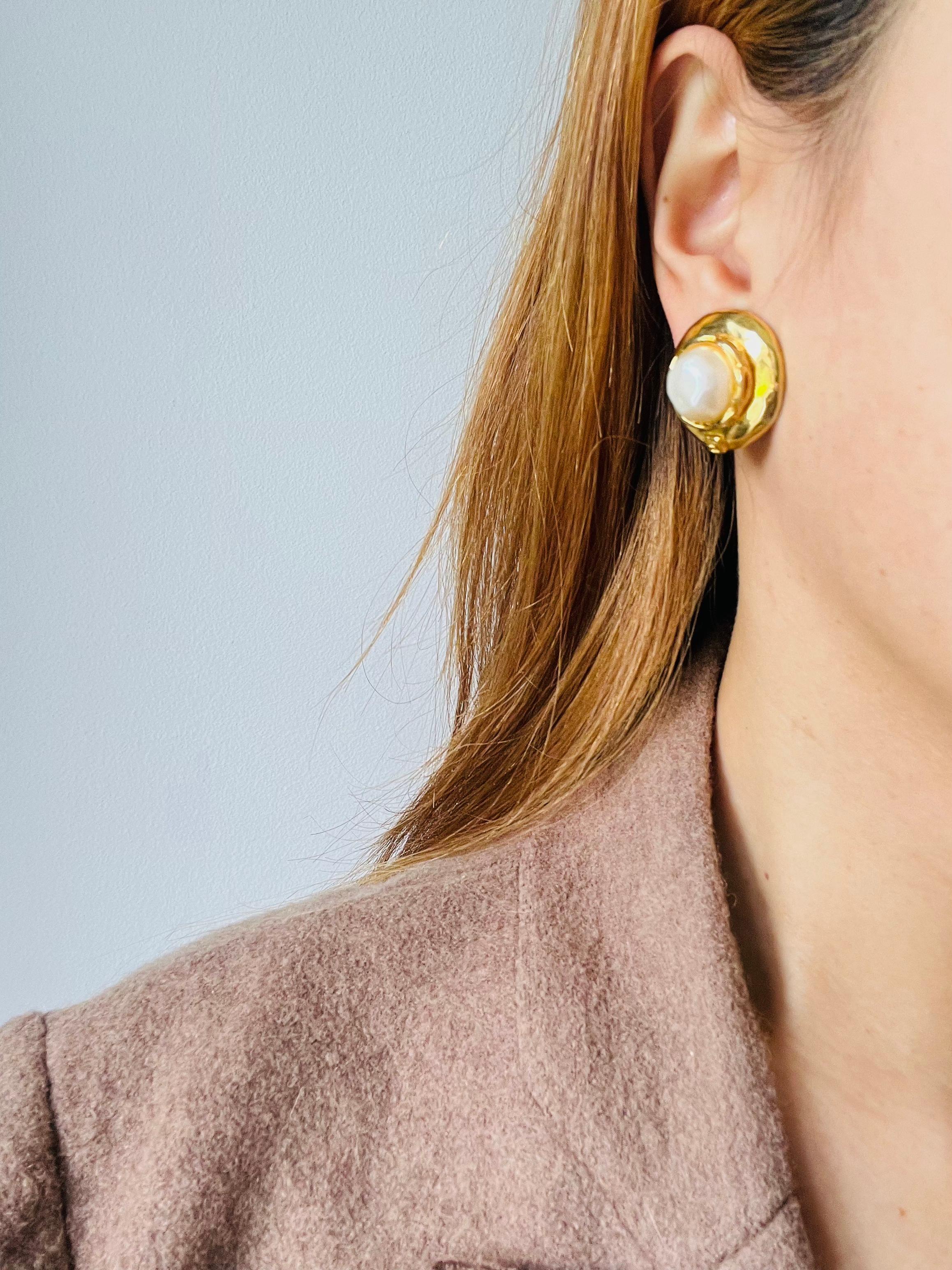 Fendi Vintage Años 80 Fendista Logo F Blanco Círculo Redondo Perla Cúpula Clip Pendientes en venta 1