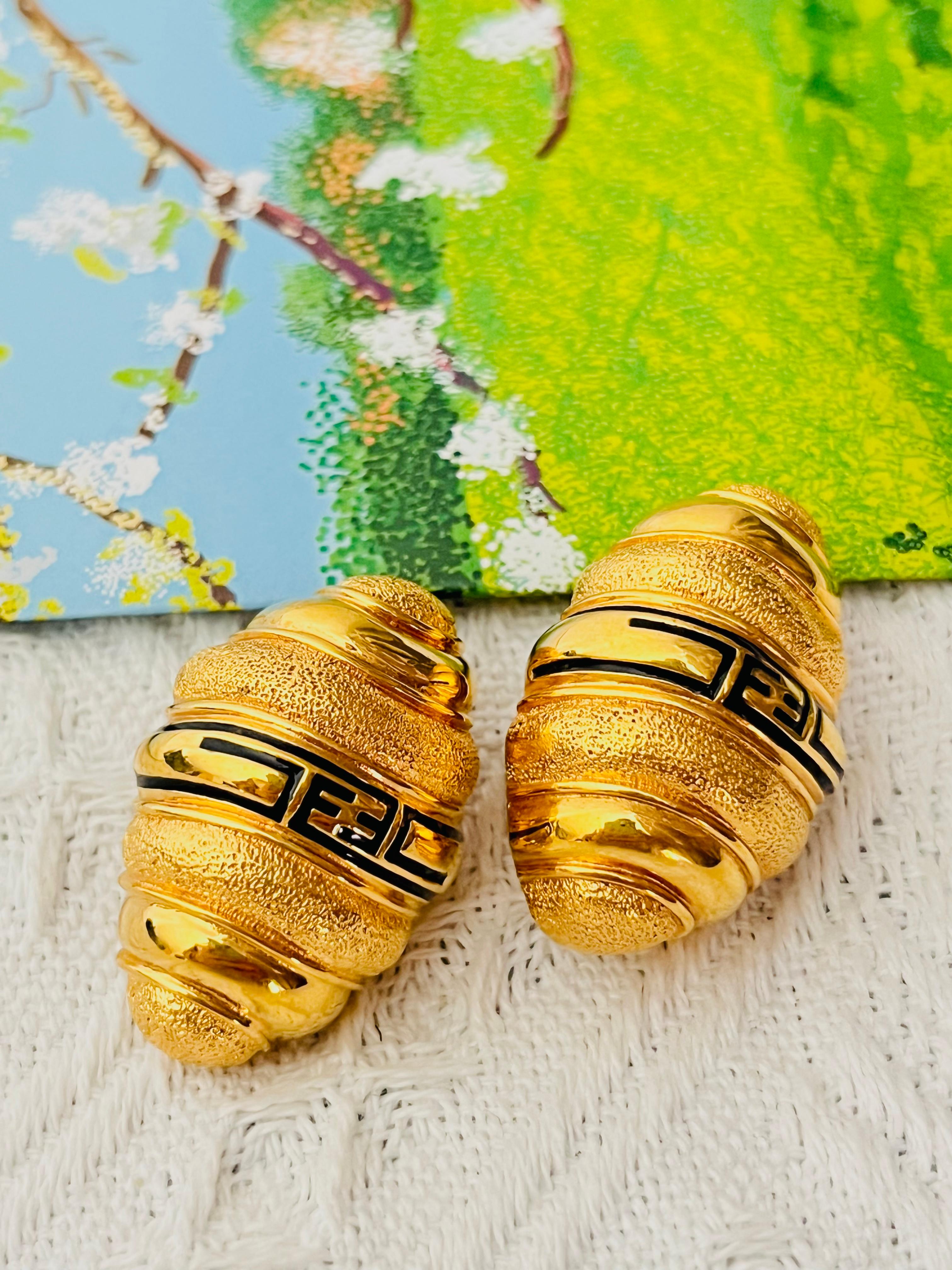 Fendi Vintage 1980s Unisex Textured Large Fendista Logo Black F Shell Dome Chunky Statement Modernist Clip Earrings, Gold Plated 

Very good condition. Maybe light scratches, barely noticeable. 100% Genuine.

Unique design. A very beautiful pair of