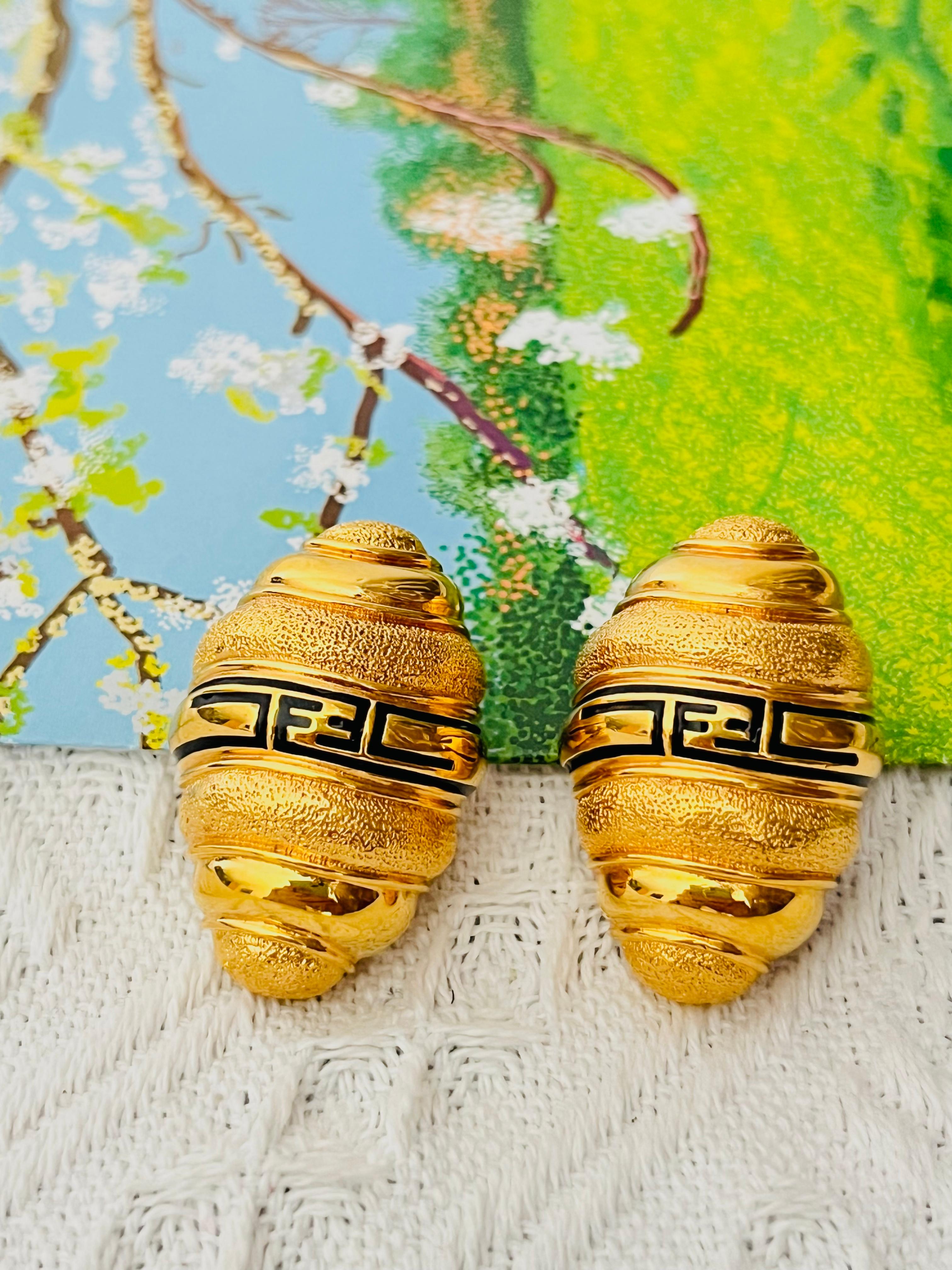 Women's or Men's Fendi Vintage 1980s Large Fendista Logo Black F Shell Dome Chunky Gold Earrings For Sale
