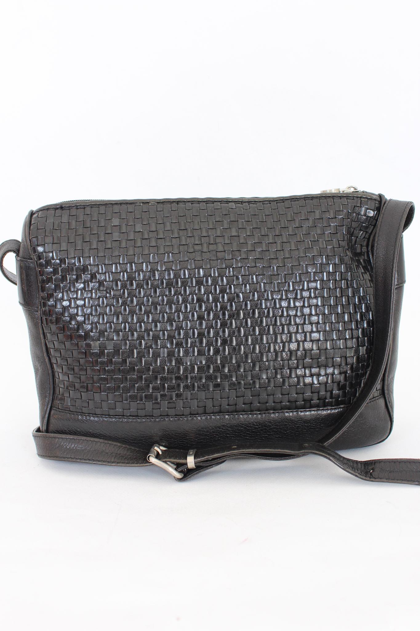 Fendi vintage 80s shoulder bag in woven leather. Black color with silver details. Zip closure, inside zip pocket. Adjustable shoulder strap. Made in Italy.

Height: 22 cm
Width: 30 cm
Depth: 50 cm