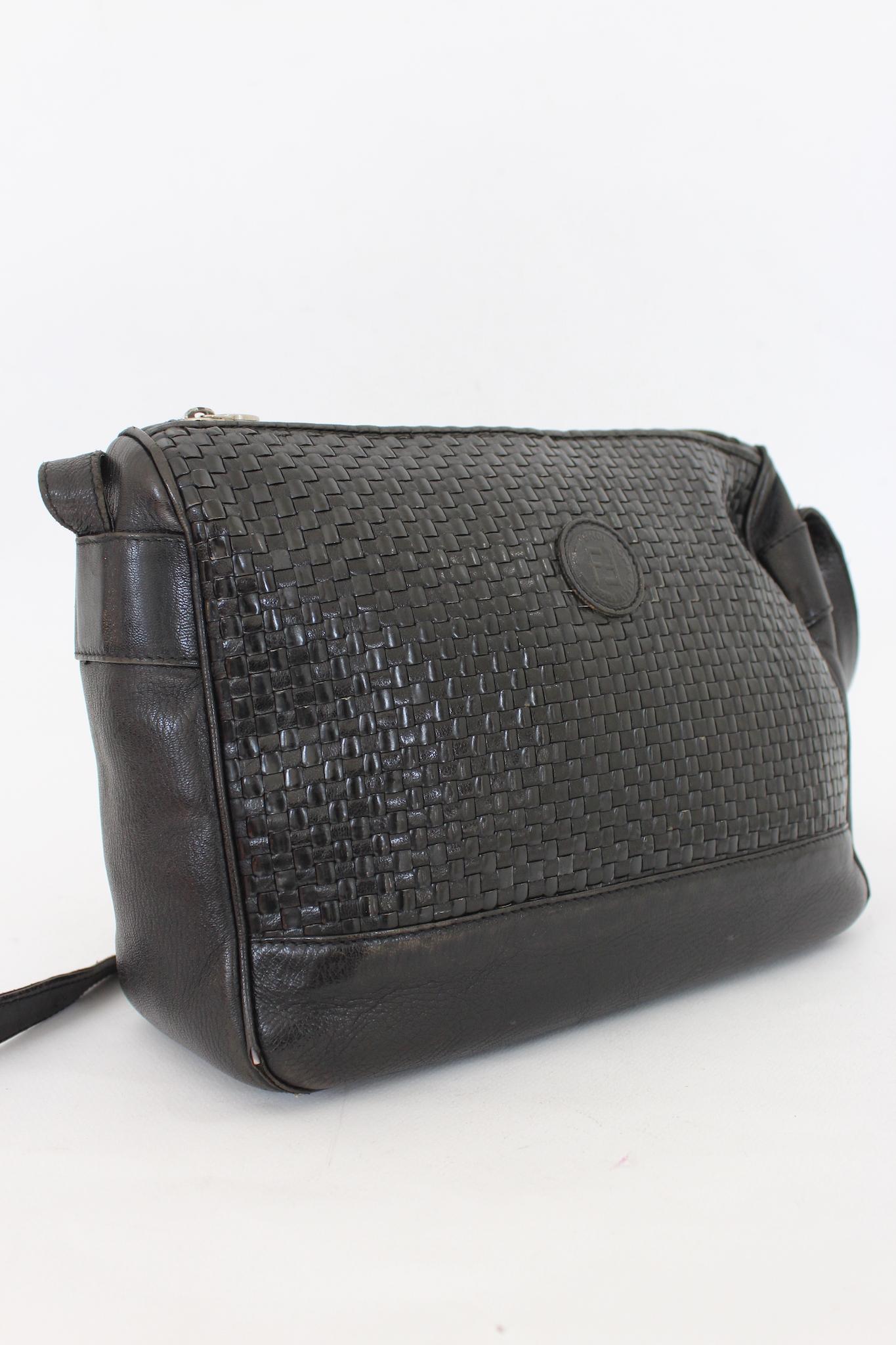 Fendi Vintage 80s Shoulder Bag Woven Leather Black Bon état à Brindisi, Bt