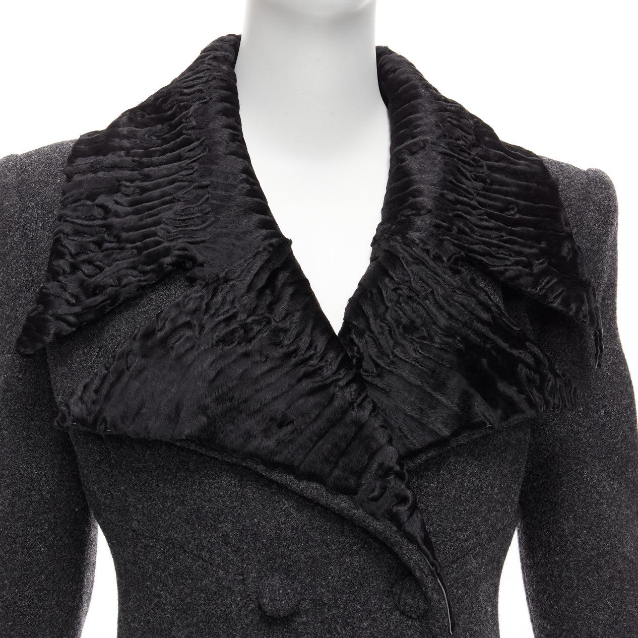 Fendi Vintage Astrakhan collo di pelliccia grigio misto lana vergine cappotto longilineo IT42 M.
Riferimento: DYTG/A00011
Marchio: Fendi
Materiale: Pelliccia, lana vergine, misto
Colore: Nero, Grigio
Modello: Tinta unita
Chiusura: bottone
Fodera: