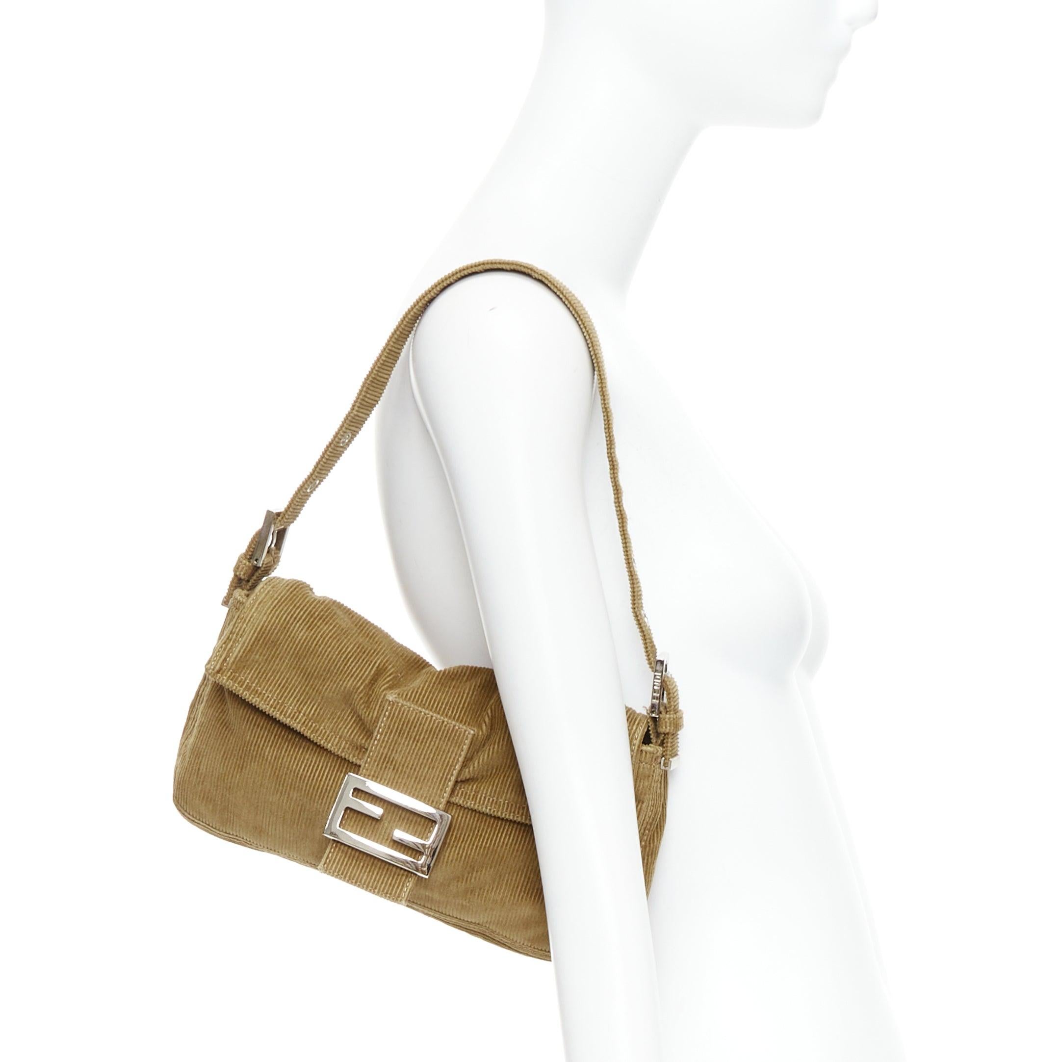 FENDI Vintage Baguette brown corduroy silver FF logo buckle underarm bag
Reference: TGAS/E00236
Brand: Fendi
Model: Baguette
Material: Fabric
Color: Brown, Silver
Pattern: Solid
Closure: Magnet
Lining: Brown Fabric
Made in: