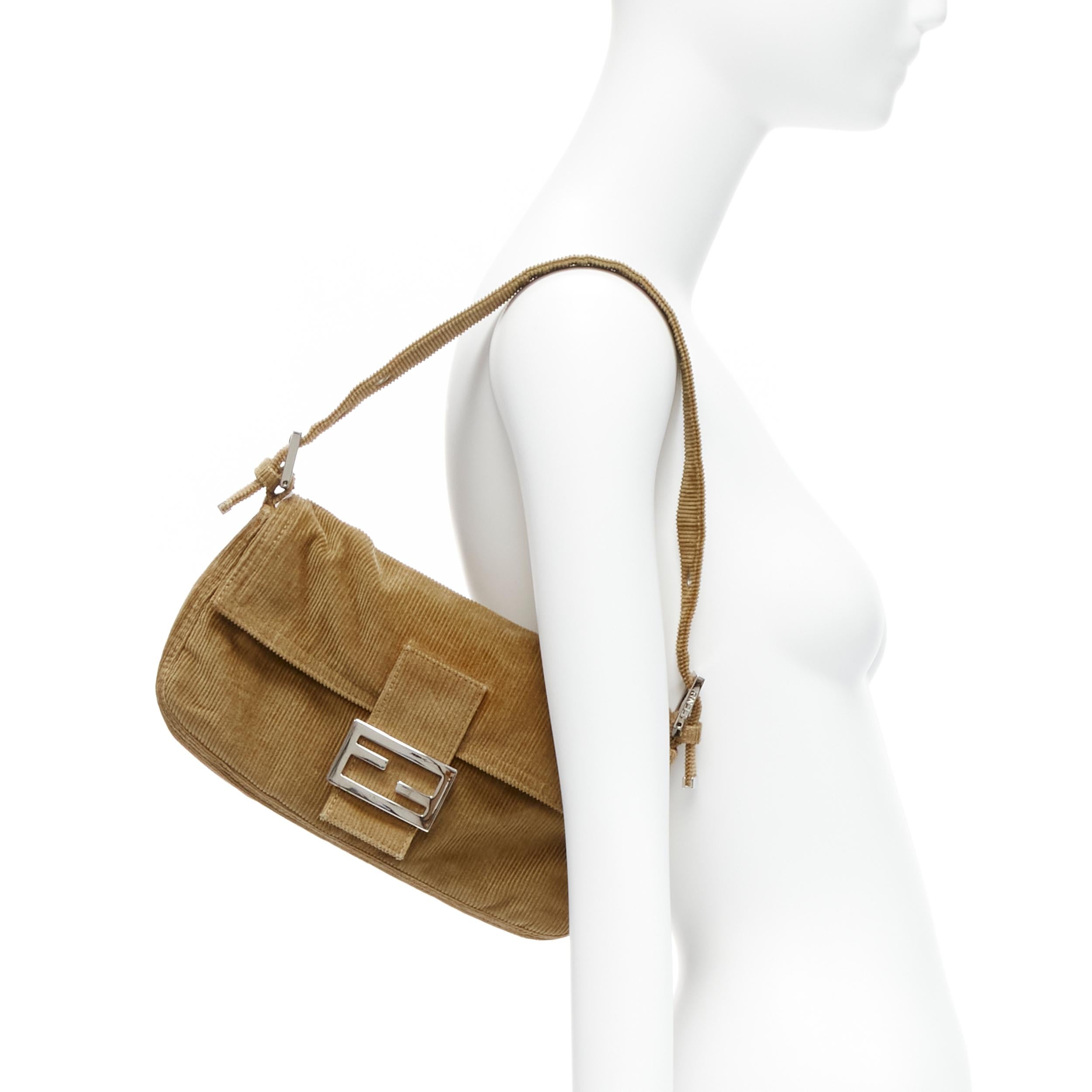 rare FENDI Vintage Baguette khaki corduroy FF buckle silver hardware underarm bag
Reference: TGAS/D00226
Brand: Fendi
Model: Baguette
Material: Corduroy
Color: Brown
Pattern: Solid
Closure: Snap Buttons
Lining: Brown Fabric
Made in: