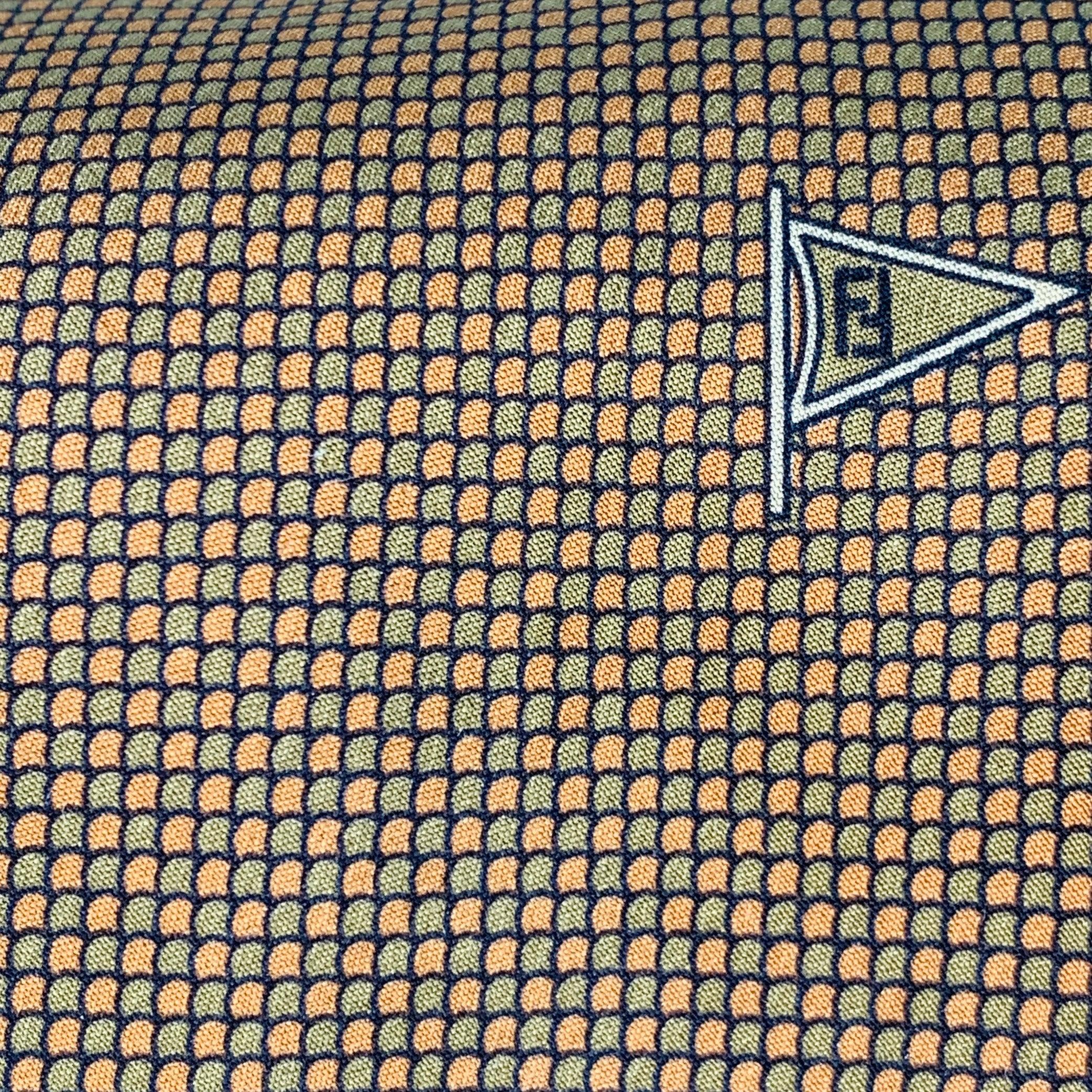 Vintage Fendi
Cravate en soie beige et taupe à motifs de points avec logo en forme de fanion. Fabriqué à la main en Italie.Très bon état d'usage.Largeur : 3.25 pouces Longueur : 56 pouces 
  
  
 
Référence Sui Generis : 140802
Catégorie :