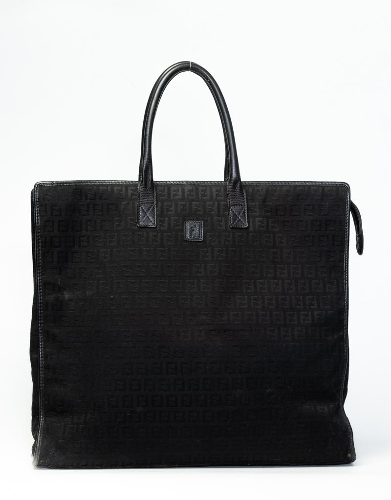 Ce sac est fabriqué en toile noire avec un motif Fendi Zucchiano sur toute la surface. Il est doté d'une garniture en cuir, de deux poignées en cuir roulées, d'une fermeture à glissière supérieure, d'une doublure intérieure en cuir avec logo et