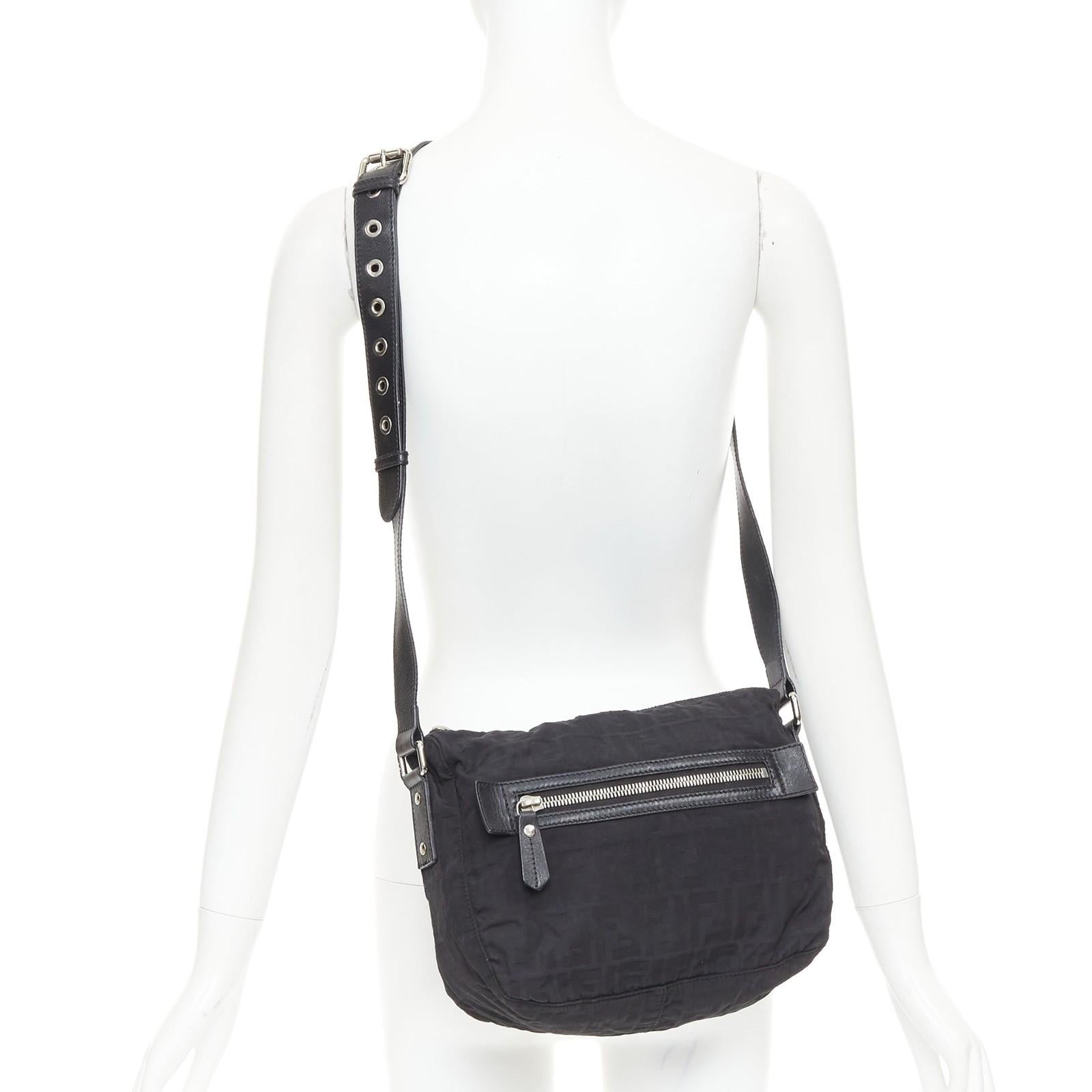 FENDI Vintage negro FF Zucca monograma cuero ribete crossbody messenger bag
Referencia: TGAS/F00213
Marca: Fendi
Material: Tejido, cuero
Color: Negro, Plata
Patrón: Monograma
Cierre: cremallera
Forro: Tejido negro
Detalles adicionales: Bolso de