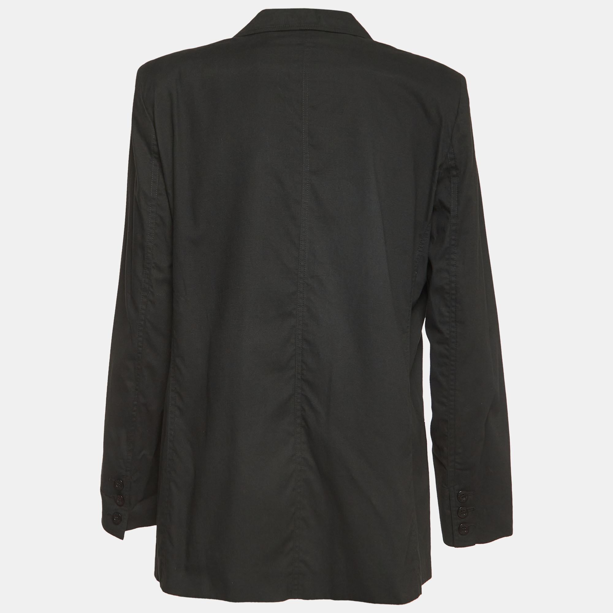 This blazer brings you both class and luxury as you wear it. It is highlighted with long sleeves and classic details, thus granting a polished, formal finish.

Includes: Brand Tag
