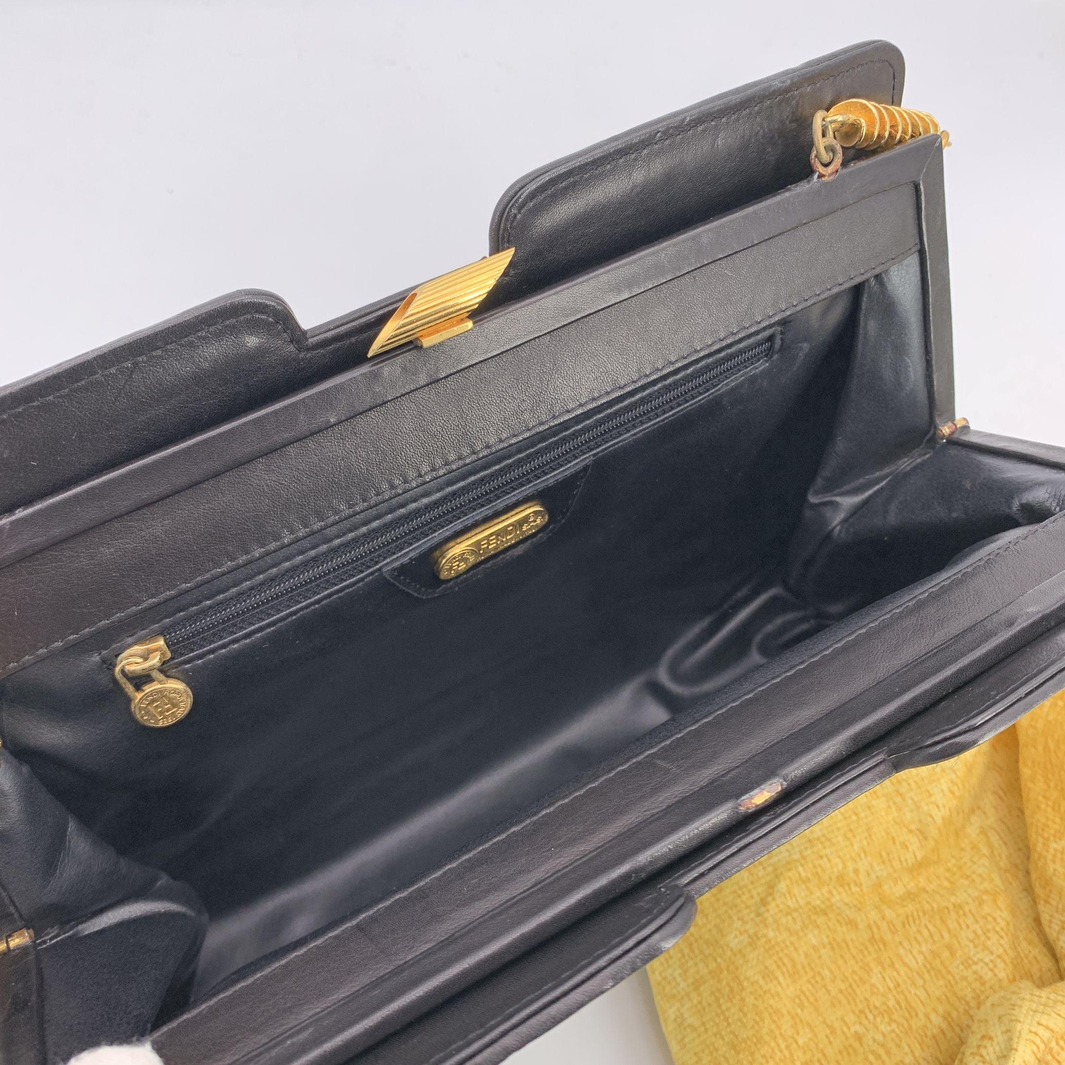 Fendi Vintage Schwarze gesteppte Pasta Umhängetasche aus Leder im Angebot 1