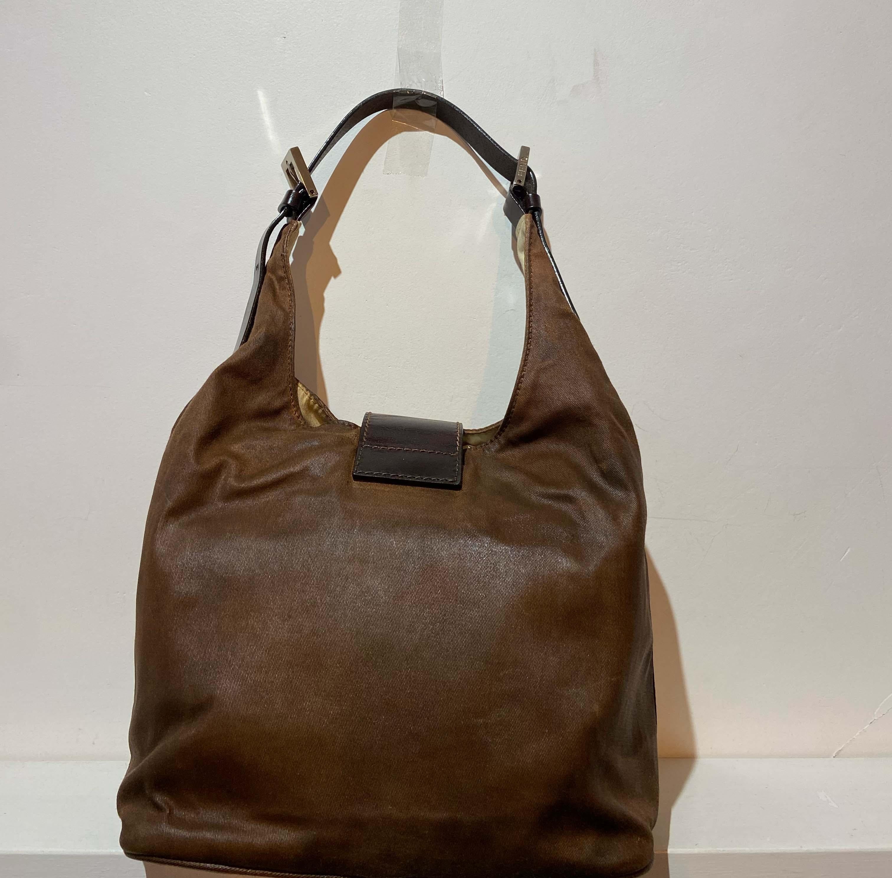 Vintage Fendi 1990’s croissant bag. Features brown leather fabric, back interior zip pocket, iconic Fendi. wood hardware, leather strap with adjustable length and Fendi hardware buckles. 

Brand: Fendi
Colour: Brown
Year/ Season : Circa