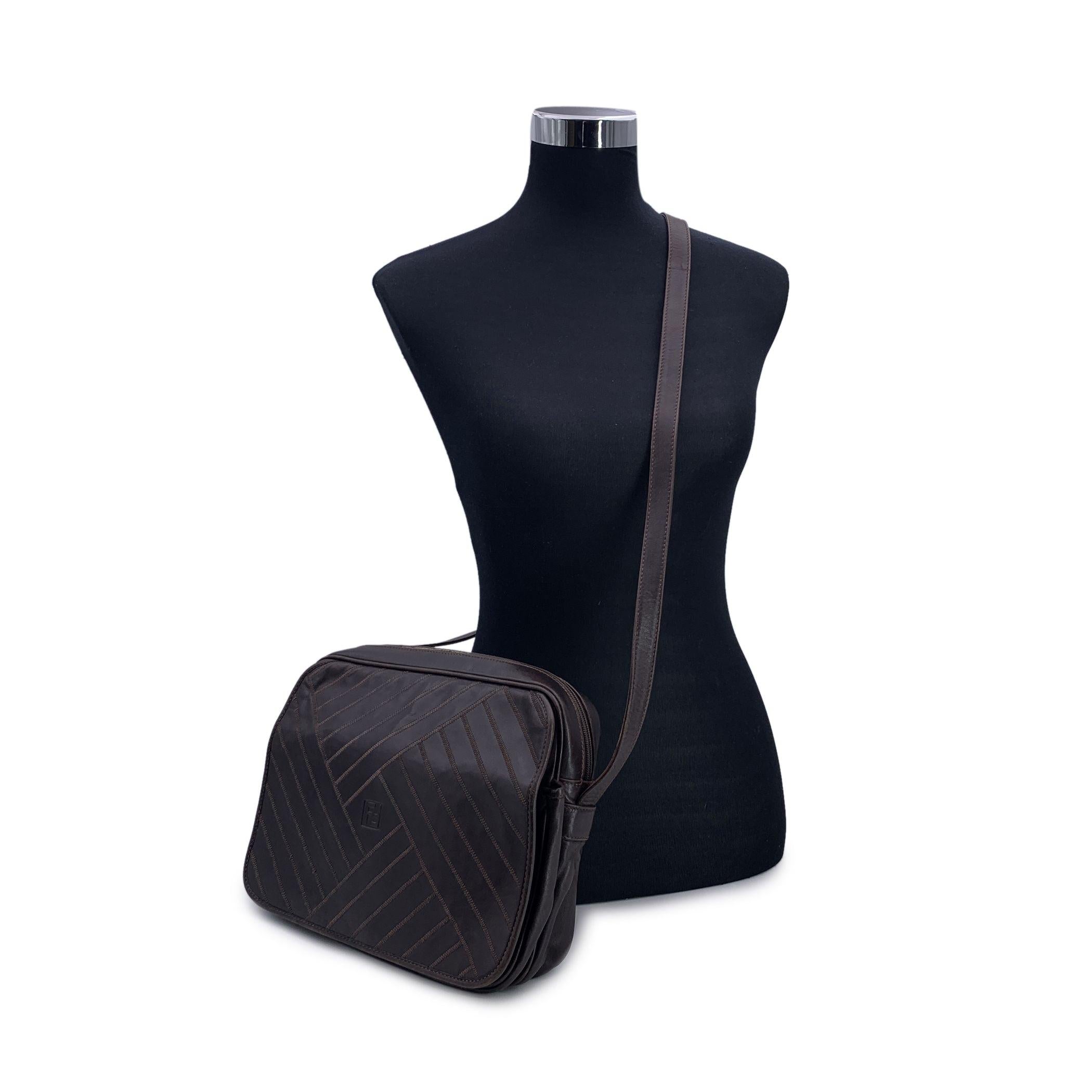 Vintage Fendi Umhängetasche aus dunkelbraunem Leder mit Nähten auf der Klappe. Oberer Reißverschluss. Vorderes Fach mit Klappe und Magnetknopfverschluss auf der Vorderseite. Braunes Lederfutter. 1 Seitentasche mit Reißverschluss innen. Verstellbarer