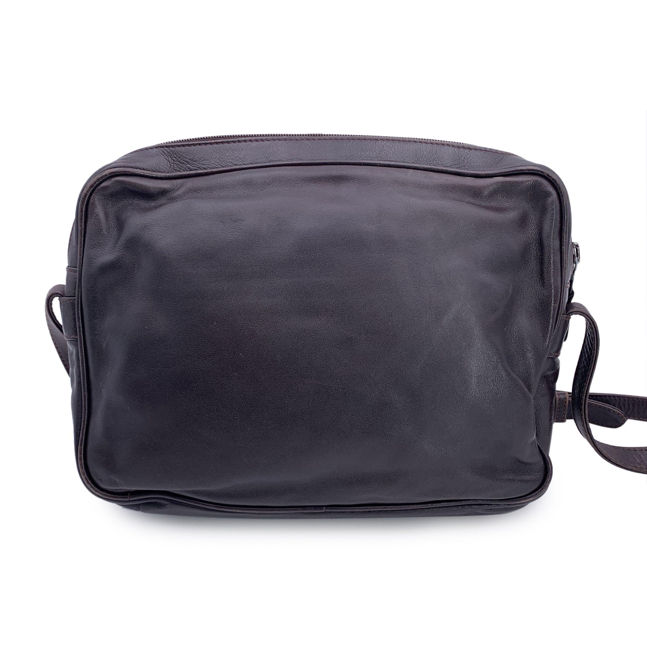 Fendi Vintage Brown Leder Stitching Messenger Bag (Schwarz) im Angebot