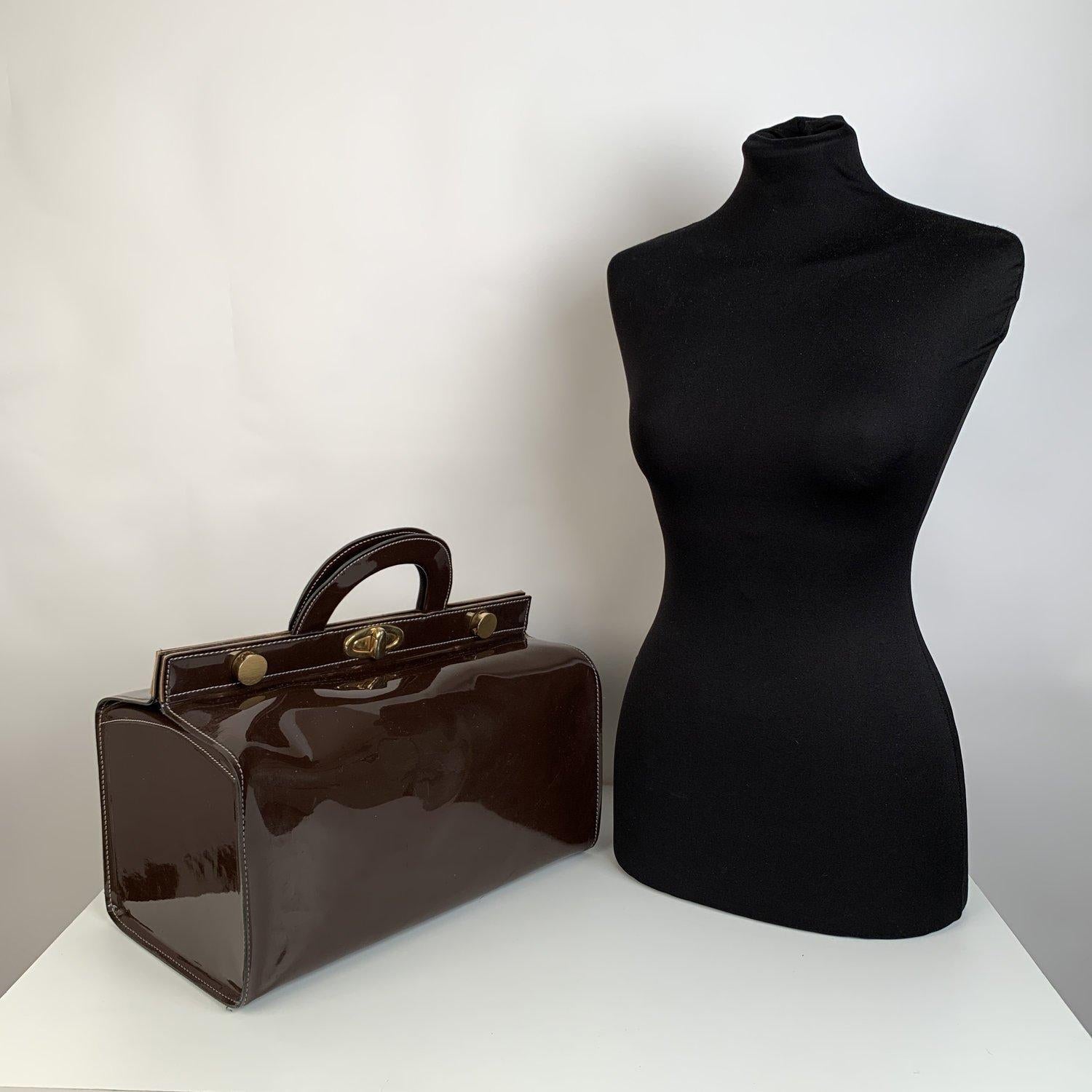 MATERIAL: Leather COLOR: Brown MODEL: Doctor Bag GENDER: Women SIZE: Large Condition B - VERY GOOD Some light wear of use - Some scratches on the outside. Measurements BAG HEIGHT: 8 inches - 20,3 cm BAG LENGTH: 15 inches - 38,1 cm BAG DEPTH: 8.5