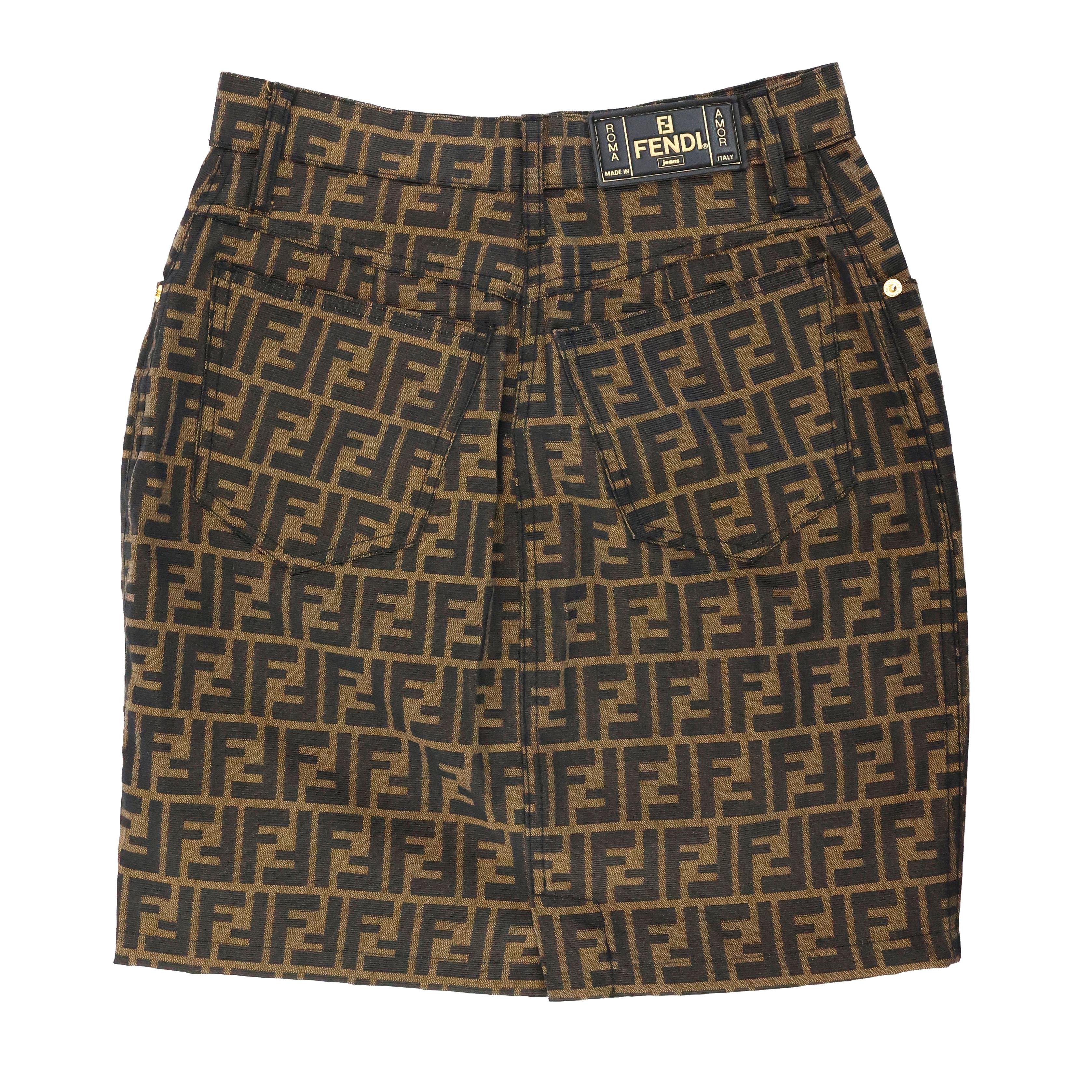 Fendi skirt in brown zucca monogrammed jeans, size 44 IT.


Condition:
Excellent.
