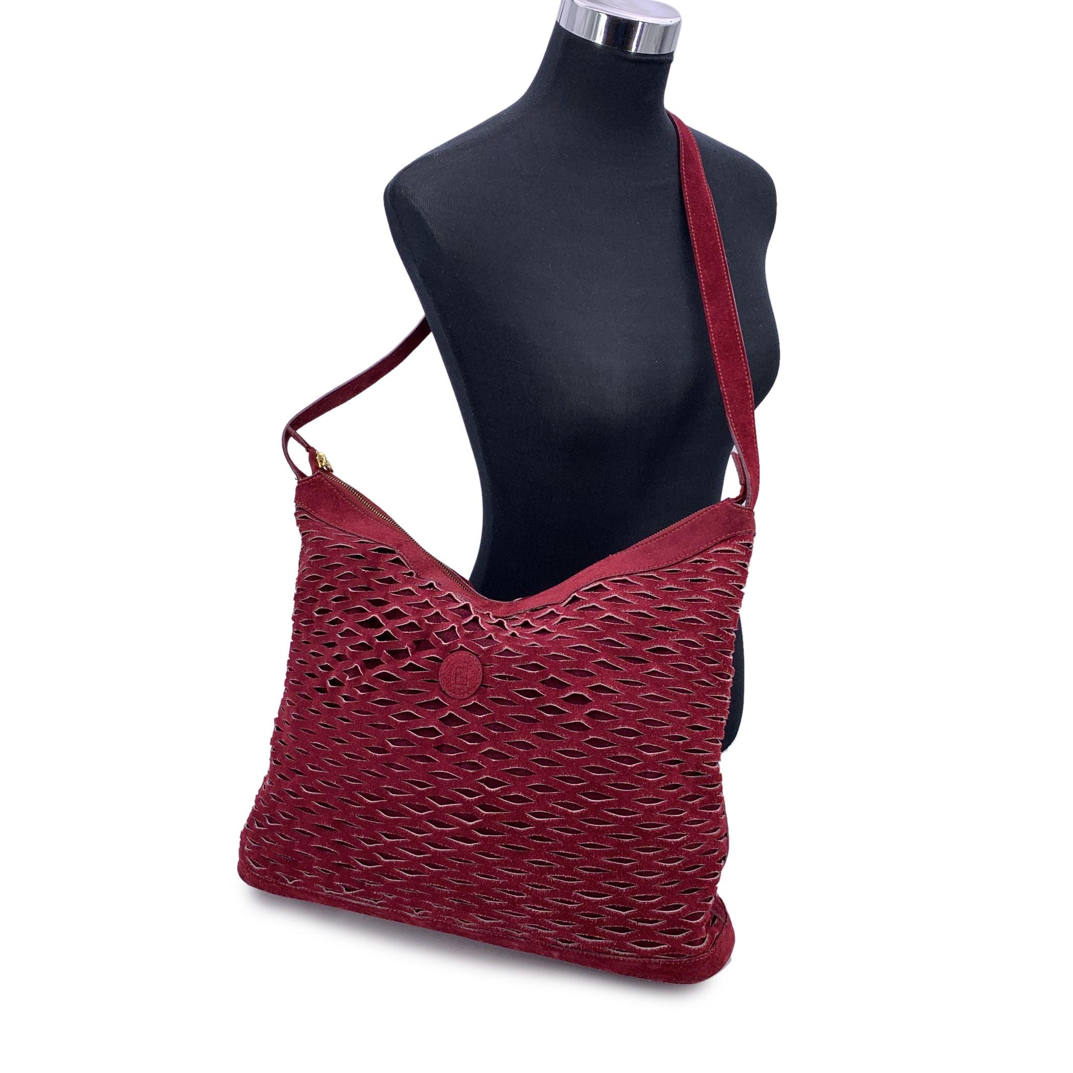 FENDI Vintage Perforated Suede Bucket Bag - Effortless Style in Rare Merlot Diese FENDI Vintage Bucket/Crossbody Bag ist ein seltenes und einzigartiges Schmuckstück, das entspannte Eleganz mit Alltagstauglichkeit verbindet. Sie ist ein absolutes