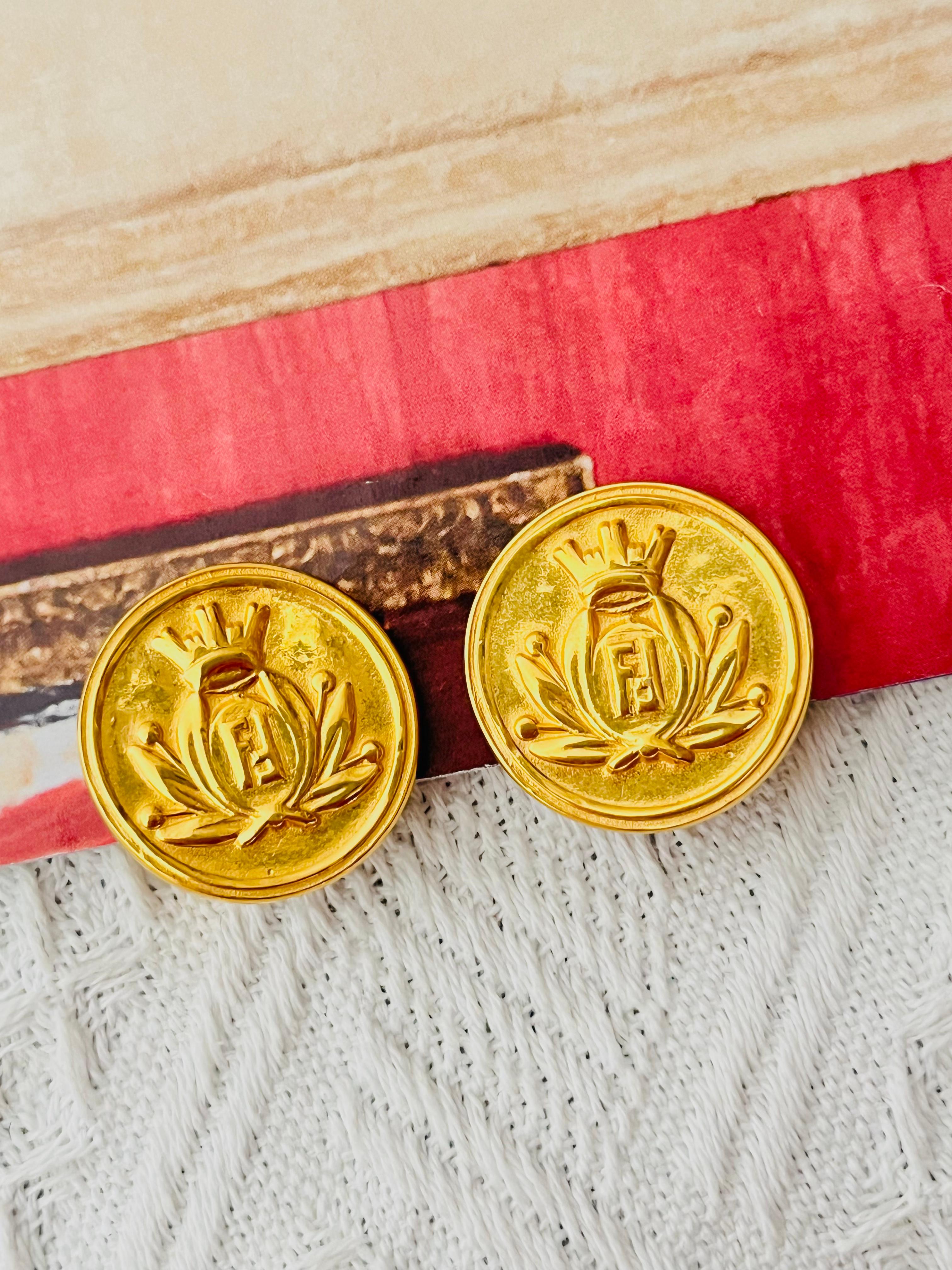 Fendi Vintage Unisex Crown Crest Logo F Fendista Insignia Roma 1925 Round Circle Button Modernist Clip Earrings, Gold Plated 

Very excellent condition. Maybe very light colour loss or scratches, barely noticeable. 100% Genuine.

Unique design. A