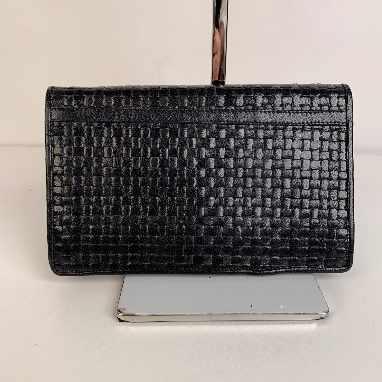 Vintage Fendi clutch crafted in woven leather, dark blue color. Flap with magnetic button closure. FENDI signature engraved on the button. 2 main compartments inside and 1 side zip pocket. Details MATERIAL: Leather COLOR: Blue MODEL: Clutch GENDER: