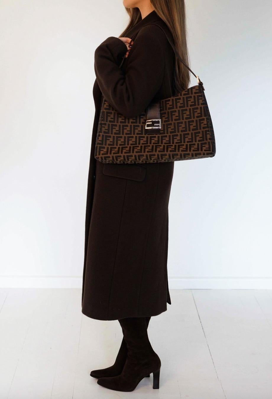 Die Vintage FF Jumbo Tasche von Fendi ist eine kühne Anspielung auf die Ära der Logomanie, die die Mode der frühen 2000er Jahre prägte, und ist ein archivarisches Statement. Die in Italien gefertigte, übergroße Silhouette ist strukturiert und doch
