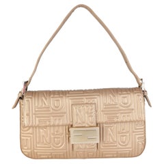 Fendi Vintage Gold Nappa FF-geprägte mittelgroße Baguette-Tasche