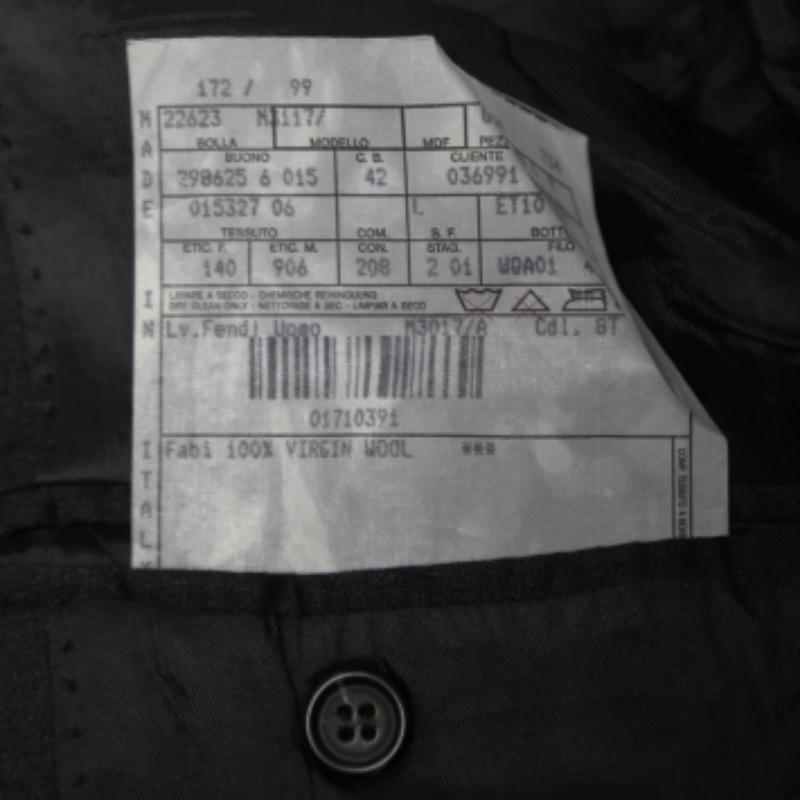 Ce blazer vous apporte à la fois classe et luxe lorsque vous le portez. Il est rehaussé de manches longues, ce qui lui confère une finition soignée.